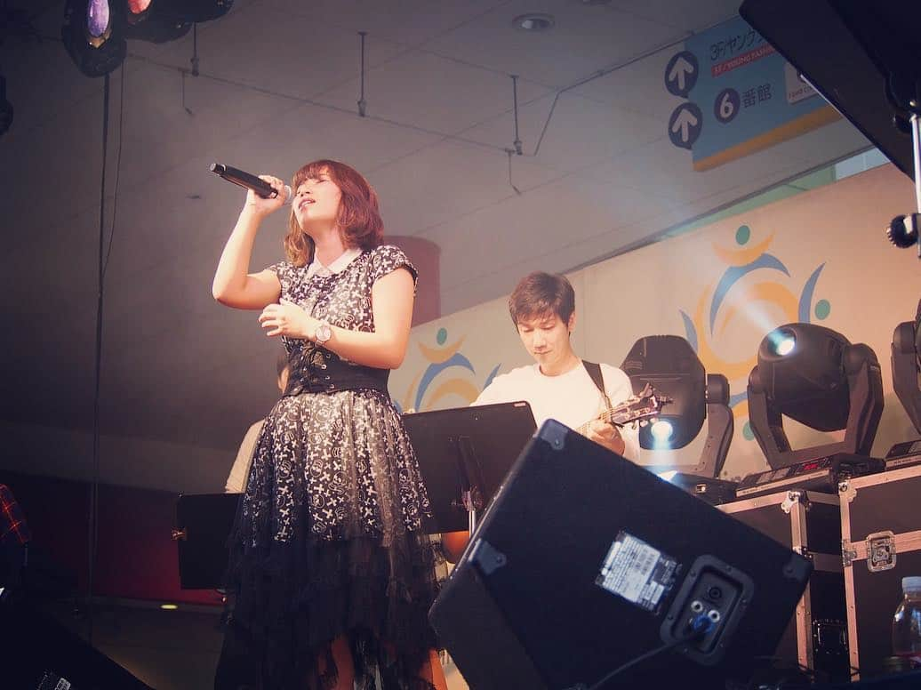 R!Nさんのインスタグラム写真 - (R!NInstagram)「Live Photo  11/10ビナウォーク(海老名)フリーライブ Support Members . Base 西田純也 Ac.Gt 阿部真文 Er.Gt 有賀教平 Drums 杏史朗 Key. にしのえみ . 📷スマイリー . #Portrait #photo #model #singer #singersongwriter #music #海老名 #musicismylife #photography #被写体 #モデル #ポートレート #人物画 #ビナウォーク #ViNAWALK #image #instagood #instapic #like4like #followme #写真好きな人と繋がりたい #写真 #坂本理沙 #RIN #Gemie #KWC2017 #instamusic #ライブ #カラオケバトル  #フェス」11月12日 6時52分 - rin_gemie