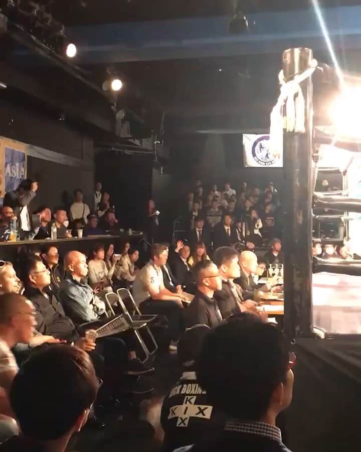 武田智恵のインスタグラム：「昨日は新日本キックボクシングのラウンドガールさせていただきました❣️ 隣にいる素敵な男性はいつもお世話になっているリングアナウンサーのお方です🎤✨ ありがとうございました😊💕💕 年内最後は12月9日(日)後楽園ホールです😘 #新日本キックボクシング #ラウンドガール」