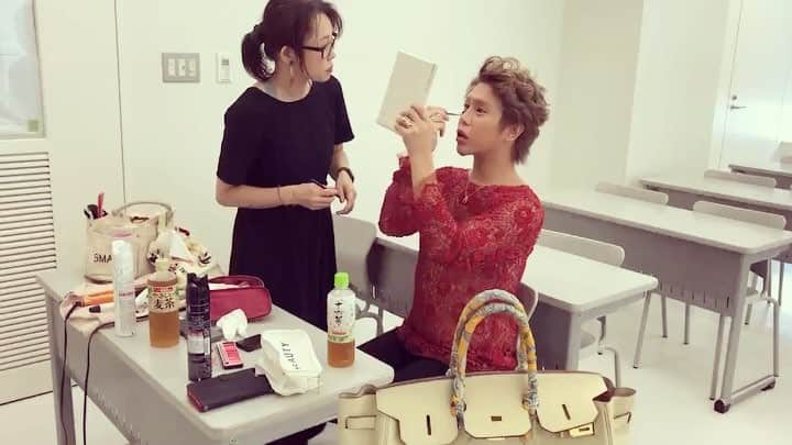 のインスタグラム：「this was make up time before i appear on a Japanese TV talk show! ナカイの窓出演前の、控室でのメイク中のシーン…💕 #makeuptutorial #makeup #makeupvideos #cosmeticsurgery #cosmeticsurgeryboy #model #followme #makeupartist #beauty #beautifulboy #makeupboy #boymakeup #japaneseboy #cool #swag  #美男子 #コーディネート #オシャレ男子 #美意識 #美容男子 #化粧男子 #メイクアップ #メイクアップ動画 #アレン #整形 #整形男子 #ナカイの窓」