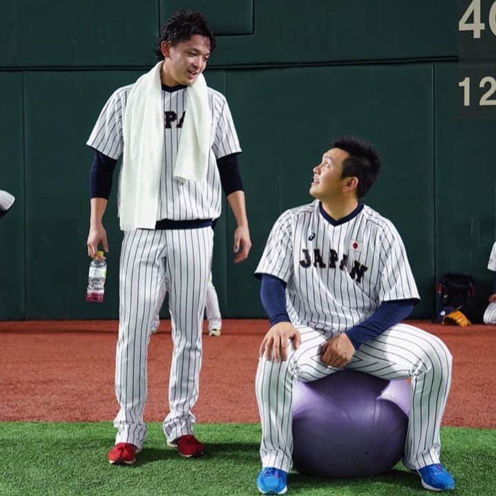 侍ジャパンさんのインスタグラム写真 - (侍ジャパンInstagram)「今日は移動日で日米野球の試合はありません。 これまで撮影した写真から掲載します。 試合前に談笑する2人。話している内容は・・・？ #侍ジャパン #日米野球 #東浜巨 #山﨑康晃」11月12日 19時40分 - samuraijapan_official