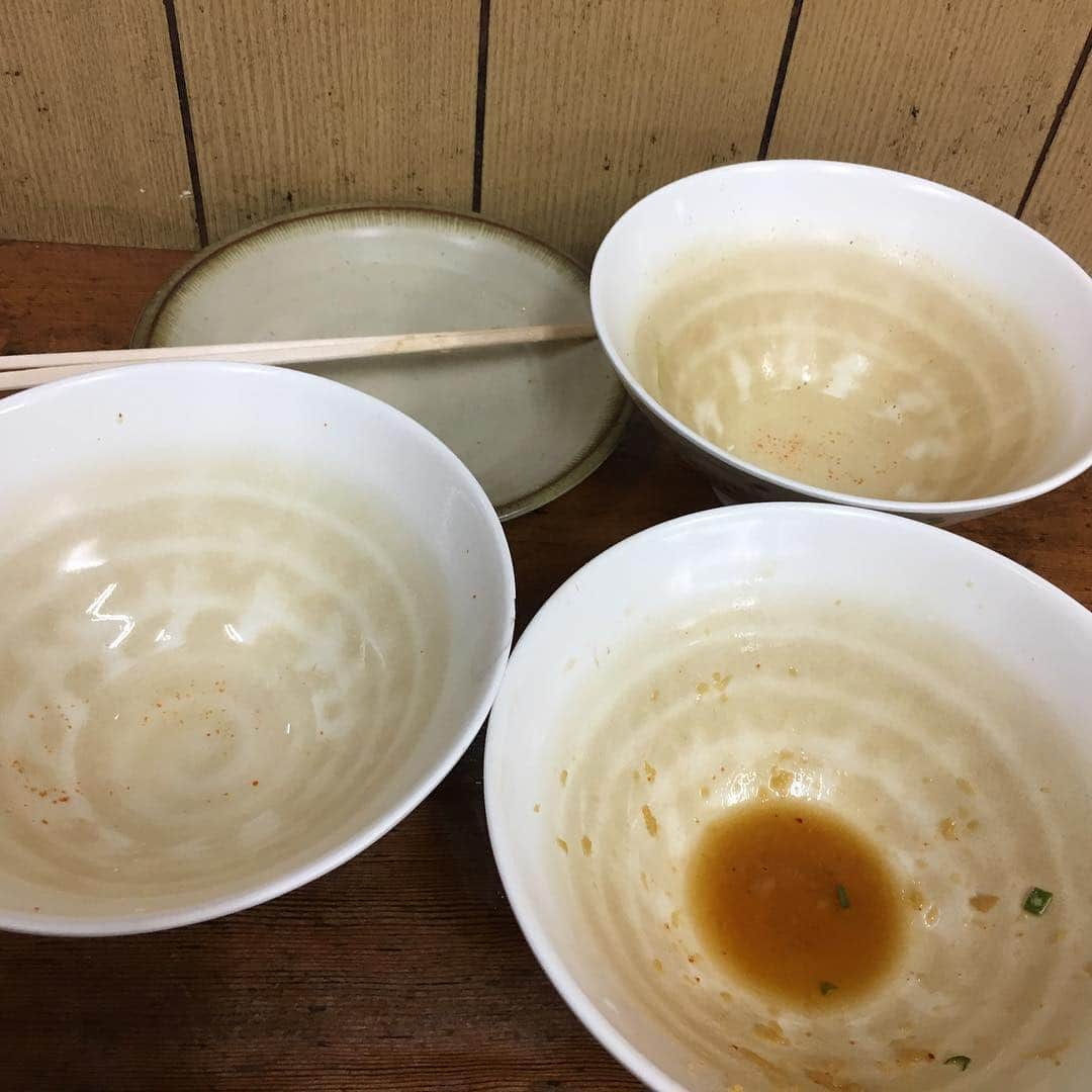 トータス松本さんのインスタグラム写真 - (トータス松本Instagram)「手打ちうどん松岡弾丸ツアー決行。 7:40JAL475便で羽田を発ち、うどんを食いまくり、11:35JAL478便で羽田戻り。 #手打ちうどん松岡 #今月15日で閉店 #讃岐うどんにハマるきっかけになった店 #本広克行 #監督 #いっしょに #あつあつ小 #醤油小 #さらに #ひやあつ小 #最後だから #ゲソ天 #うまいなぁ #さみしいなぁ #せっかく来たので #日の出製麺所 #寄りたかった #でも帰ります #空港でコーヒー飲んで」11月12日 11時06分 - tortoise_matsumoto_official