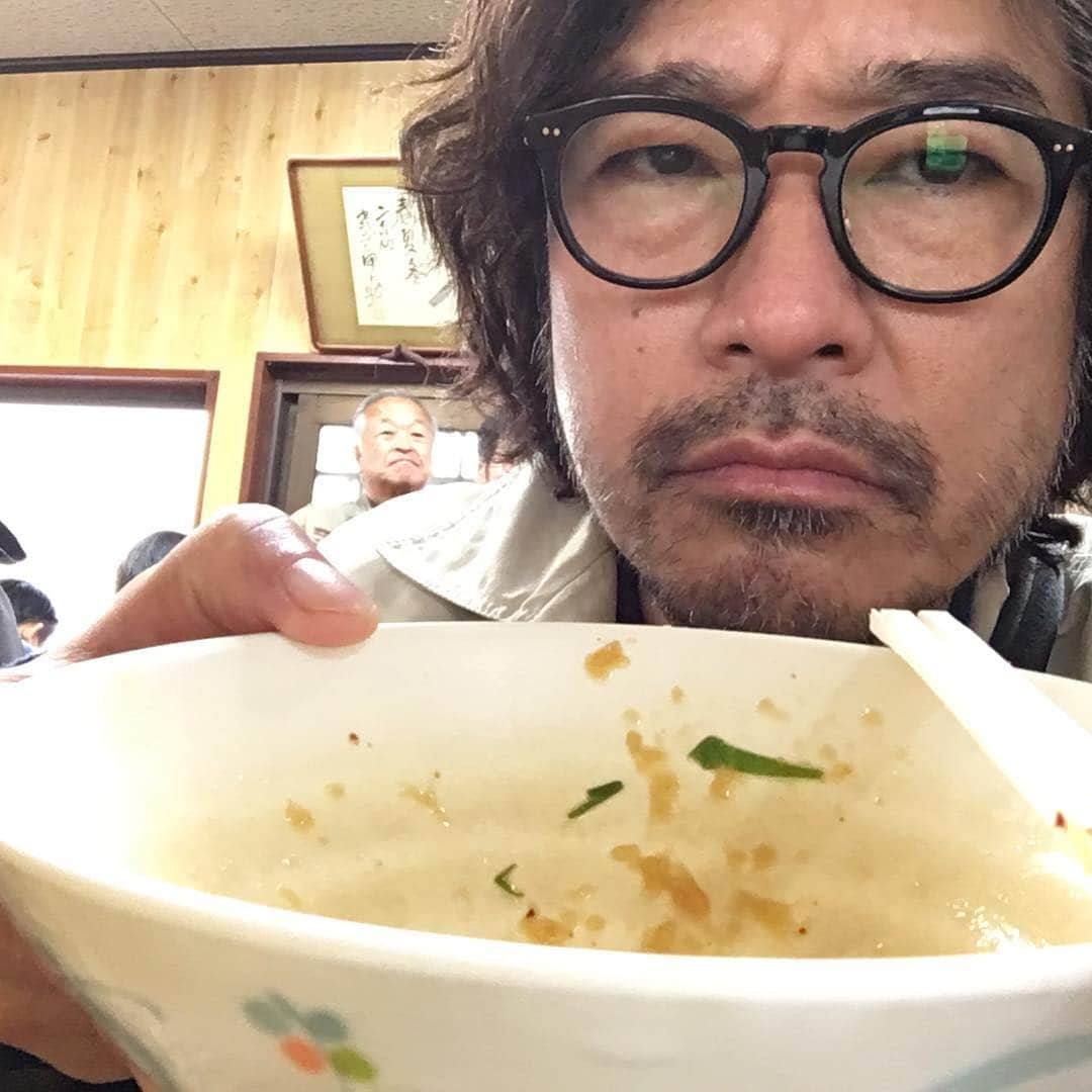 トータス松本さんのインスタグラム写真 - (トータス松本Instagram)「手打ちうどん松岡弾丸ツアー決行。 7:40JAL475便で羽田を発ち、うどんを食いまくり、11:35JAL478便で羽田戻り。 #手打ちうどん松岡 #今月15日で閉店 #讃岐うどんにハマるきっかけになった店 #本広克行 #監督 #いっしょに #あつあつ小 #醤油小 #さらに #ひやあつ小 #最後だから #ゲソ天 #うまいなぁ #さみしいなぁ #せっかく来たので #日の出製麺所 #寄りたかった #でも帰ります #空港でコーヒー飲んで」11月12日 11時06分 - tortoise_matsumoto_official