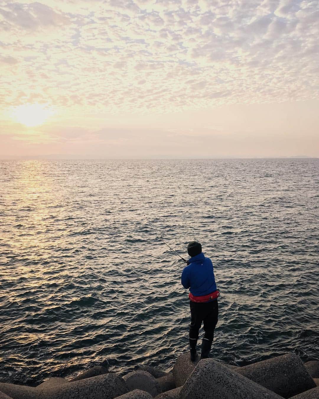 mana___chinのインスタグラム：「🐟 引っ越す前は釣りが趣味になるなんて 思った事すらなかったッス。 . #淡路島 #ショアジギング」