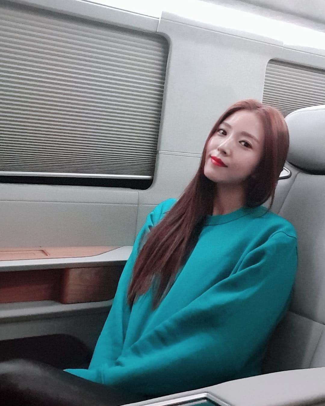 BoAのインスタグラム：「나 2018 GMF awards 최고의 공연,최고의 순간 상받았당~~~👻🎉🎉 고마워❤️❤️」