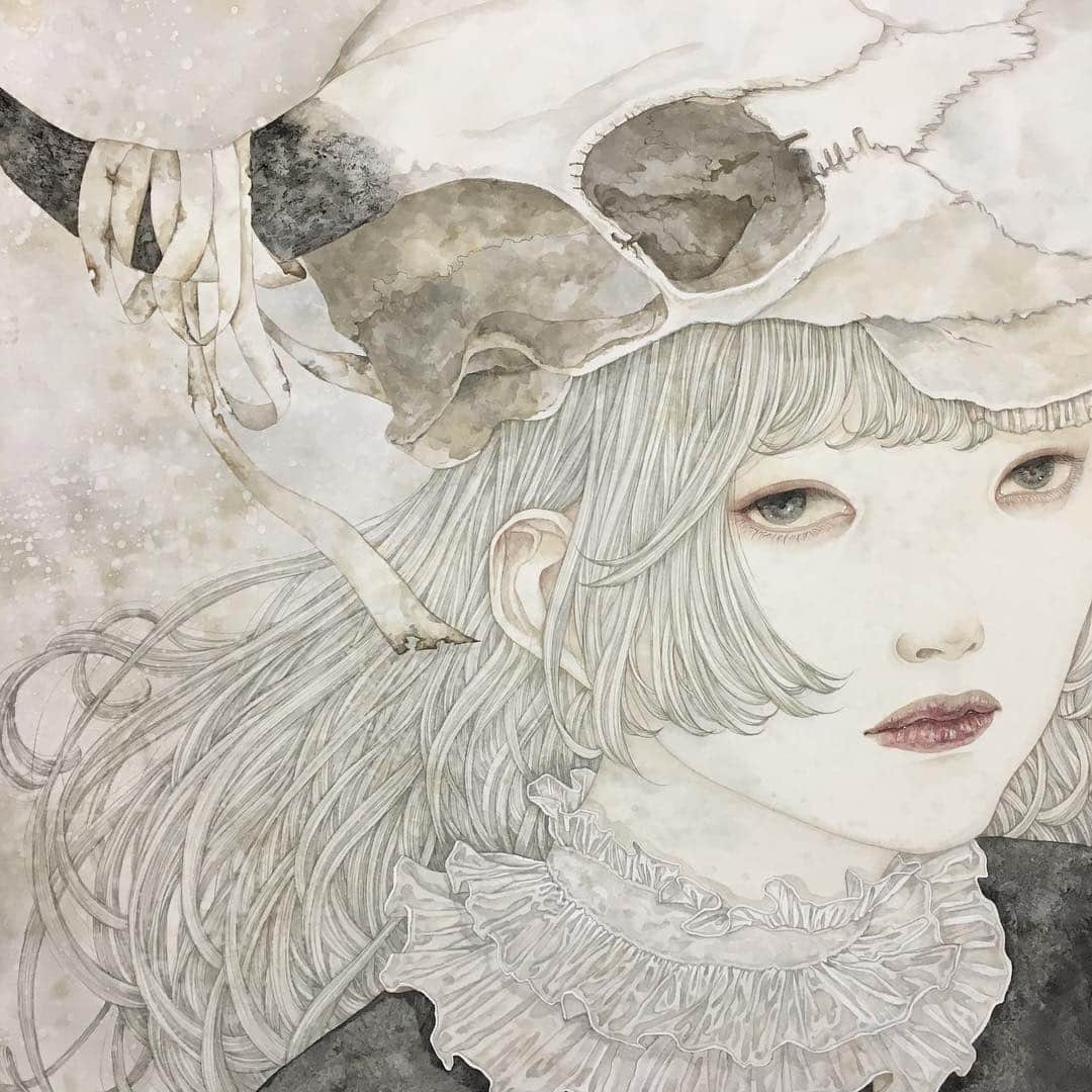 佐久間友香のインスタグラム：「detail アートクロスに墨、岩絵具、アクリル絵具 natural mineral pigments, Japanese ink ,acrylic paint on art cloth #illustration #art#japanesepainting#日本画#イラスト#アート」