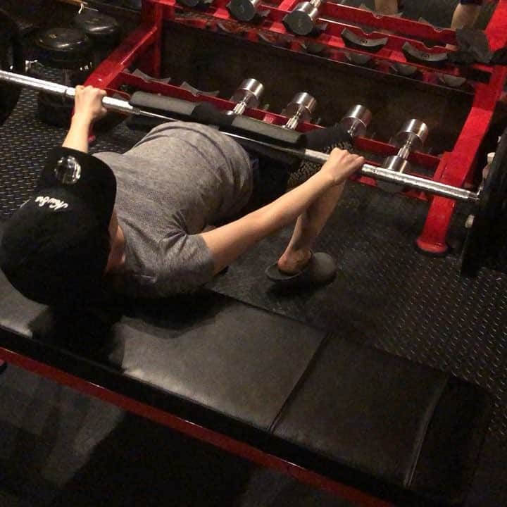 里美ゆりあのインスタグラム：「今週も始まりましたヾ(･ε･｀*) #gym#personaltrainer#コアガズム#トレーニング#training#努力が足りない#筋トレ」