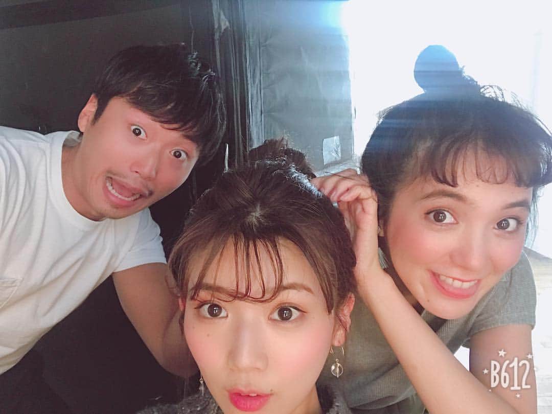 赤谷奈緒子のインスタグラム：「今日も1日楽しかった📸💕 @yutaka_katagiri ちゃんとRinちゃんと💕 . #久しぶりの皆さんと💕 #ありがとうございました😊 #昨日Belleで #色も戻してもらいました💕 #とっても綺麗な色☺️ @ichiroakatani  #ありがとう♡ #お揃いhair #お団子ヘア ♡」
