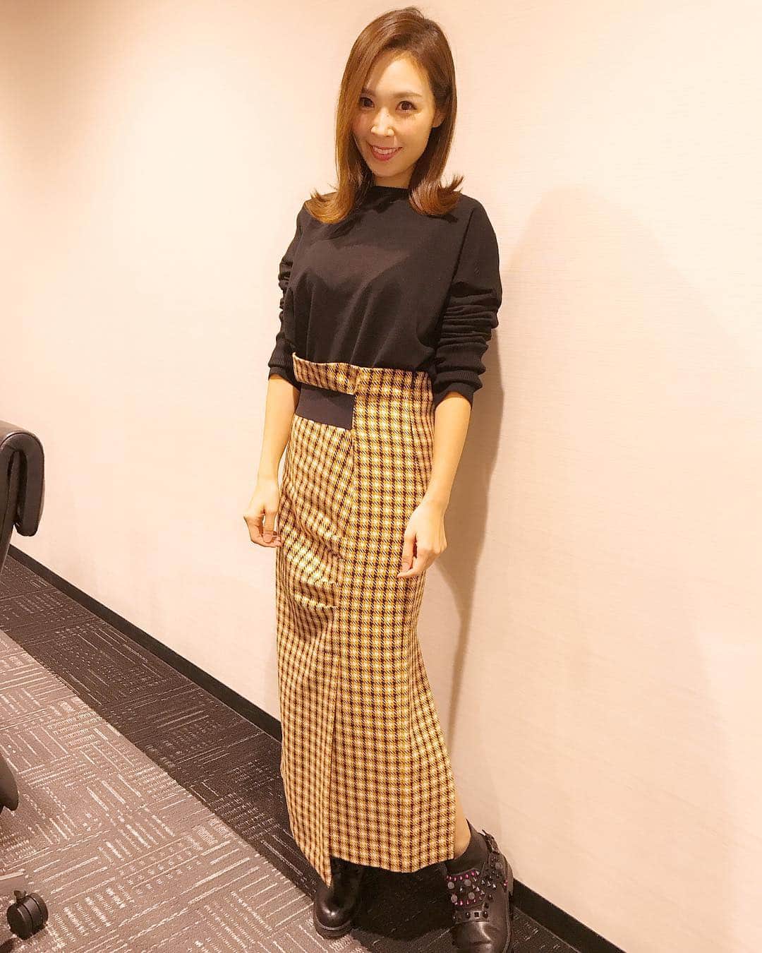 愛内里菜のインスタグラム：「パナソニックセンター大阪での イベントの﻿ 衣装は﻿ ﻿ トップス﻿ #@Dorothee Schumacher﻿ ﻿ スカート﻿ #@livianaconti﻿ ﻿ ブーツ私物 どこのや？笑﻿ ﻿ 衣装、スタイリング﻿ #@f_s_6﻿ です😊﻿ いつもありがとうございます😌💓﻿ ﻿ ﻿ #グランフロント大阪 #大阪イベント#ペットイベント﻿﻿ #パナソニックセンター大阪#パナソニック﻿﻿ #bonboncopine#ボンボンコピーヌ#愛犬 #犬  #치와와  #dog #instadogs #dogstagram #doglover#プードル #トイプードル#poodle#toypoodle#わんこ #癒しわんこ#イヌスタグラム  #instapet #ペット#pet#大阪 #垣内りか#愛内里菜」
