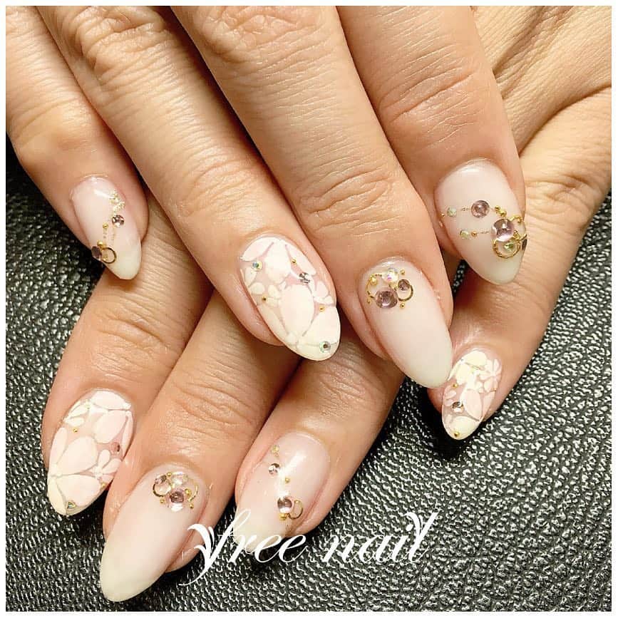 free nail フリーネイルのインスタグラム：「. お客様ネイル💅🏻🌙✨ . フラワーネイル💅🏻🌸✨ . 清楚なお花ネイルが素敵ですよね☺️💗✨ . 流れるようなストーンのデザインも女性らしくて素敵です😊💎✨ . ご来店ありがとうございました🙇‍♀️🙇‍♀️🙇‍♀️ . #ネイル #フリーネイル #ネイルアート #ネイルサロン #大阪ネイルサロン #お客様ネイル #ネイルデザイン #ネイルチェンジ #ジェルネイル #フラワーネイル #手描きアート #ストーンネイル #クリアカラーネイル #ホワイトネイル #ガーリーネイル #女子ネイル #デザインネイル #モテネイル #季節 #秋ネイル #秋 #美甲 #autumn #nailsart #nailsalon #nailsdid #newnails #newnail #freenail」