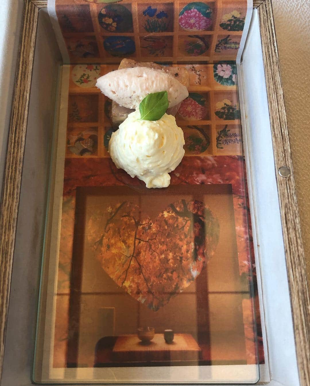 越野矢素子さんのインスタグラム写真 - (越野矢素子Instagram)「長男が帰って来たので嵐山のミタテさんへランチに行って来ました✨ 手の込んだお料理に遊び心満載の芸術的な作品のメニューに感動しました！ 写真はお店のお兄さんと🤳 #嵐山#ミタテ#シャトーブリアン」11月12日 16時50分 - loversyaso