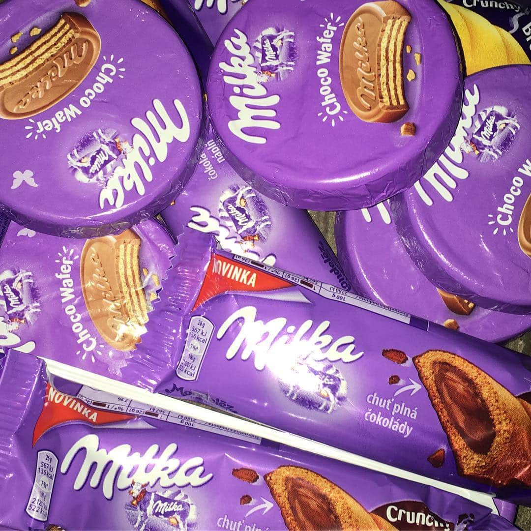 安里セーラのインスタグラム：「友達からの修学旅行のお土産🍫💓 かわいい♥️ #お土産 #milka #milkachocolate #ミルカ #紫 #かわいい #可愛いお菓子 #チョコレート」