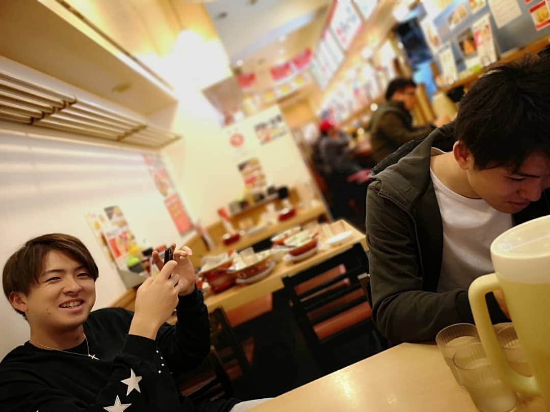 高梨雄平のインスタグラム：「広島に着きましたー。 昨日の試合後に鶏か串か麺で悩み麺に駆け込む3人。 久々の天一は染みました。  #うわさわなおゆき187#れいくん188 #この2人神から4物も5物も与えられてる説  #あまりにもノープランな夜  あと三試合頑張りましょう。」