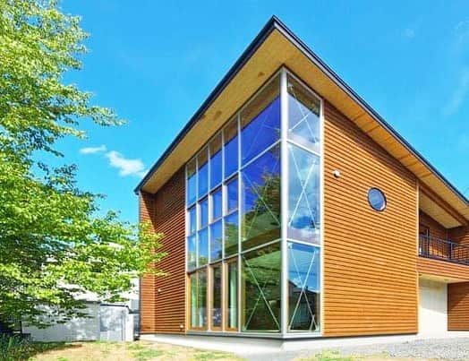 feve casaのインスタグラム：「栃木県宇都宮市に建つ山の家。 山の景観を楽しむための大開口。構造材にアルミの角パイプとフラッバーでLOW-Eガラスを押さえて、可動部分は木製サッシを使用しています。 建築費用は約2100万円。 設計：横松邦明/横松建築設計事務所 more photo → @feve_casa  #フェブカーサ #家 #眺めのよい家 #山 #ホームパーティー #大掃除 #オキシ漬け」