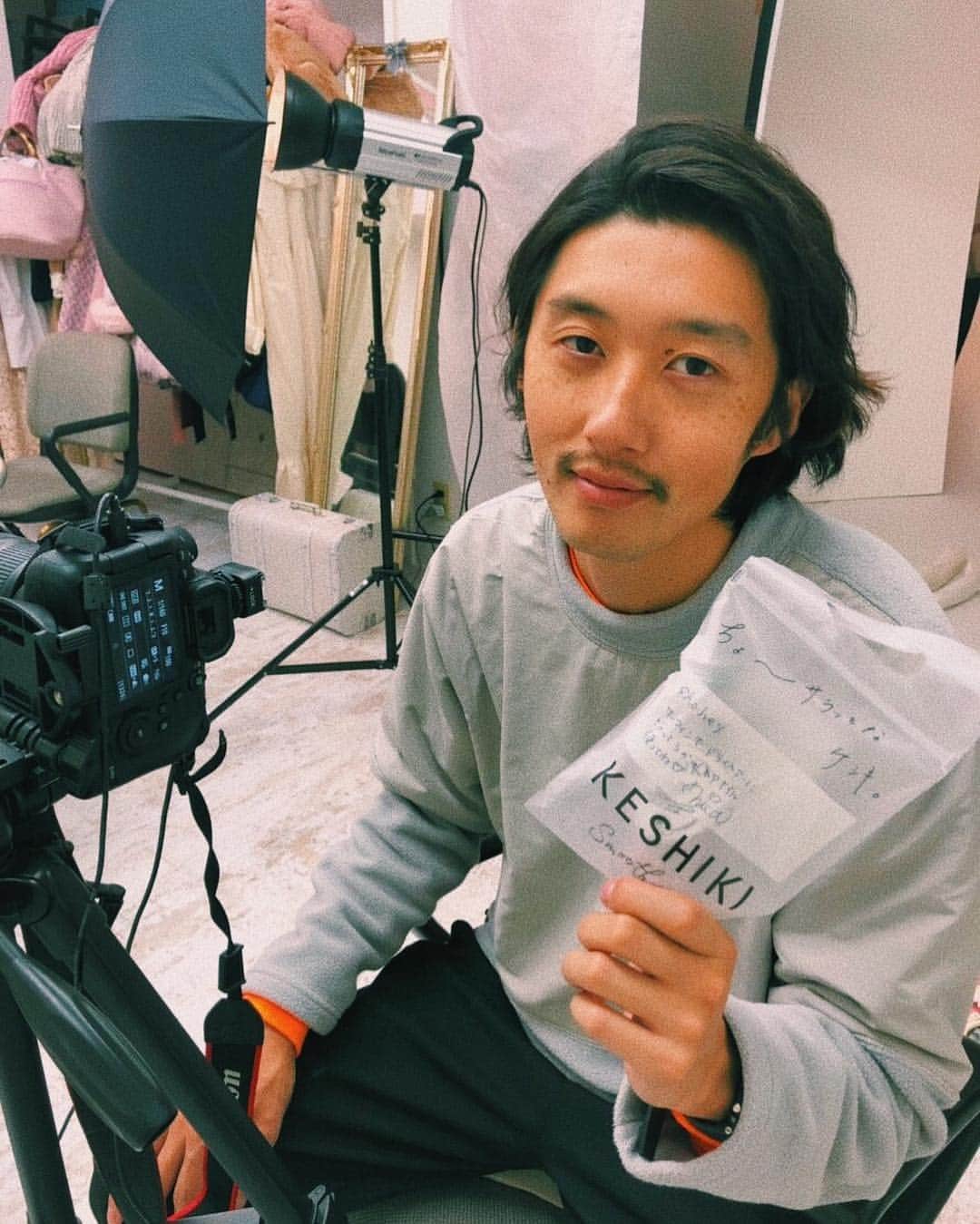 柴田翔平のインスタグラム：「仁香に @keshiki_official のヘアオイルをプレゼントしたらすごくよかったみたいで、同じものをメッセージ入りでお返ししてくれたよ🤗 仁香わざわざありがとうね😊 おかげで髪の毛調子いいよ！  #keshiki #ケシキ #ヘアオイル #サラッとしたケシキ #なんかいいね」