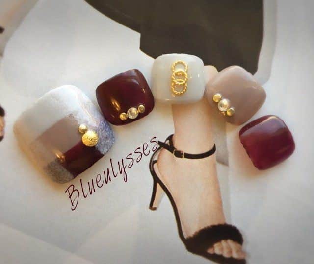 のインスタグラム：「🌟🥇🌟⠀ @nailbook.jp⠀ ✦⠀ ✦⠀ ✰⠀ 2018年11月5日〜11月11日までに『かわいい♡』を1番沢山GETしたフットネイルデザイン👣｡.:*🥇⠀ ✰⠀ ✦⠀ ✦⠀ 。+。゚：;。+゚+。::゚。：。゚。+ .. +。゚⠀ 🎗画像右下リボンマークで画像保存ができます♡⠀ 。+。゚：;。+゚+。::゚。：。゚。+ .. +。゚⠀ ✦⠀ ✦⠀ ✰ネイリスト：@blueulysses_nagoya⠀⠀⠀ ✰ネイルサロン：Blueulysses ブルーユリシス⠀⠀⠀ ✰ネイルブックユーザー名：blueulysses⠀⠀ ✦⠀ ✦⠀ ネイルブックアプリからサクサクと秋冬ネイルをチェック🌰✰❄️✰🍂✰⛄️*ﾟ︎⠀ TOPページURLよりネイルブックアプリがダウンロードできちゃいます♡⠀ ✦⠀ ✦」