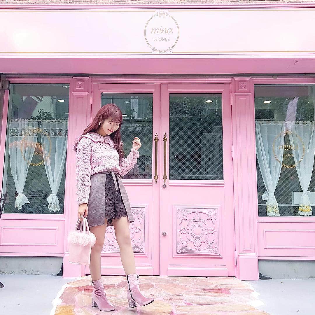 のインスタグラム：「. 原宿キャットストリートの近くに新しくできた かわいいPINKスポット💒💭 . 新しくオープンした 『 Mina by one's 』 っていう美容室なんだって🙈🎀 快くお写真どうぞっ！って 言ってくださって沢山撮っちゃった〜🍩 . 👜コーディネート💗 トップス @honeymihoney_official ボトムス @lily_brown_official シューズ @enpunto_official バッグ @thevirgins . #harajuku #minabyones #pink #pinkspot #harajukucafe #tokyocafe #hairsalon #ootd #fashion #code #honeymihoney #lilybrown #thevirgins #enpunto #ピンク #ピンクスポット #ピンクカフェ #原宿カフェ #表参道カフェ #フォトジェニック #美容院 #サロン #コーディネート #コーデ #リリーブラウン #ハニーミーハニー #ファーバッグ #東京カフェ #カフェ #エンプント」