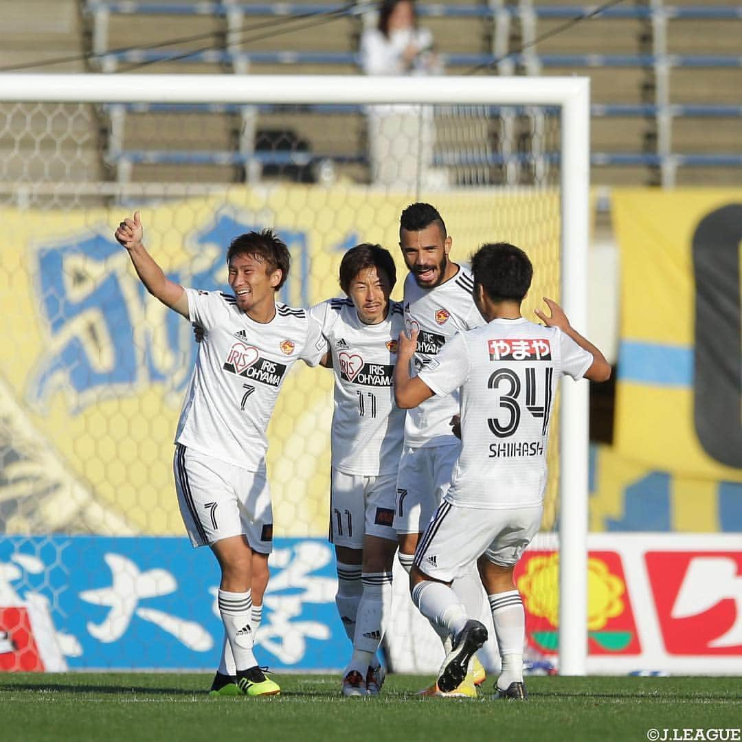 Ｊリーグさんのインスタグラム写真 - (ＪリーグInstagram)「明治安田生命Ｊ１リーグ第32節⚽️ . 勝利したクラブのベストショットをお届け📸✨ . #Ｊリーグ  #jleague . #スワイプしてね #笑顔 #smile . #ガンバ大阪 #ファンウィジョ #遠藤保仁 #鹿島アントラーズ #金森健志 #永木亮太 #山口一真 #セレッソ大阪 #杉本健勇 #柿谷曜一朗 #ベガルタ仙台 #石原直樹 #奥埜博亮 #椎橋慧也 #ハモンロペス #清水エスパルス #フレイレ #ドウグラス #横浜Fマリノス #松原健 #仲川輝人 #大津祐樹 #浦和レッズ #武藤雄樹 #興梠慎三」11月12日 18時06分 - jleaguejp