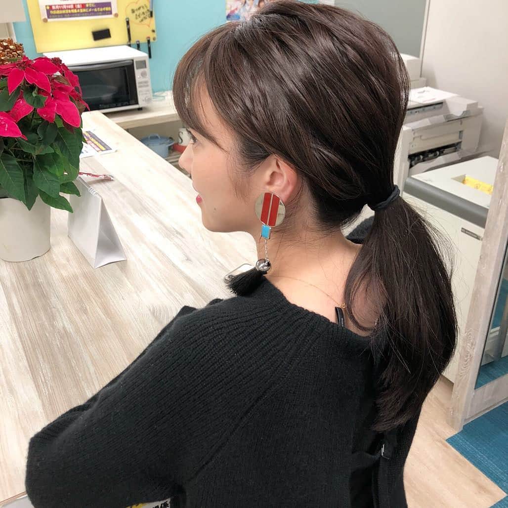 フジテレビアナウンサーのインスタグラム：「→swipe→ どうも、内野です。 今回の「うちの○○さん」はこのアナウンサー！ ノンストップMCを務めるミカパンこと、三上真奈アナウンサー！ なんだかいつもと違った印象？  三上「ふふっ、今日のリップ…どうかな？」 なんてやりとりがあったとかなかったとか。  #三上真奈 #フジテレビ #アナウンサー #うちの○○さん #内野泰輔 #萌え袖 #フジテレビアナウンサー  前回は沢山のコメントありがとうございます！ 色々なアナウンサーの名前が挙がって嬉しいです。 変わらずマイペースに更新します。 このアナウンサーのオフショットが欲しい！などあれば、是非コメント欄に記入お願いします。」