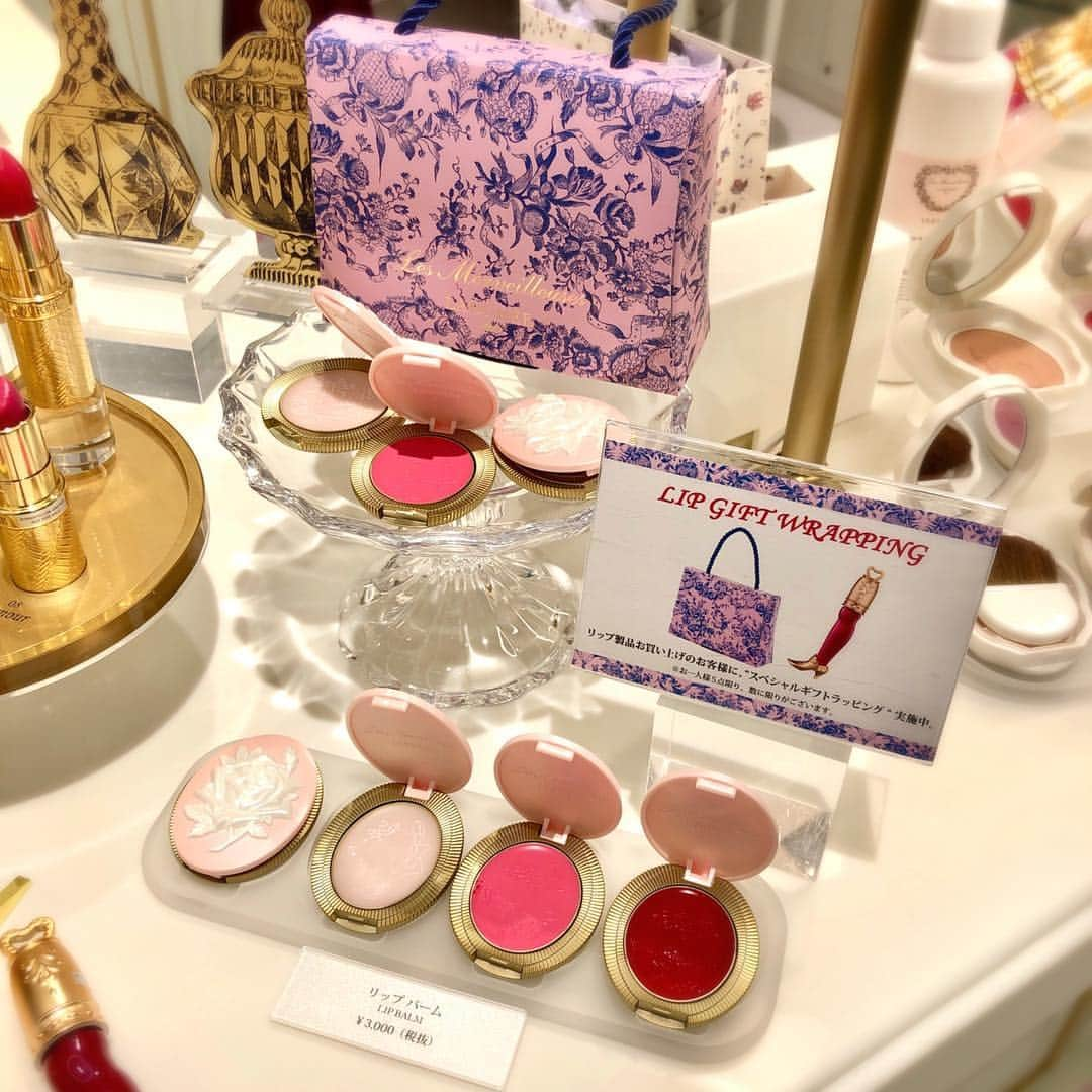 Les Merveilleuses LADURÉEさんのインスタグラム写真 - (Les Merveilleuses LADURÉEInstagram)「LIP BALM 宝石のようなカメオのブローチをイメージしたデザインのリップバーム。ふっくら潤い溢れる口元に。 #lesmerveilleusesladuree #lipcolor #gift #wrapping #rouge #lipbalm #makeup #holiday #リップバーム #リップグロス #スティックルージュ #ギフト #ラデュレ #laduree #lmladuree」11月12日 21時15分 - lm_laduree