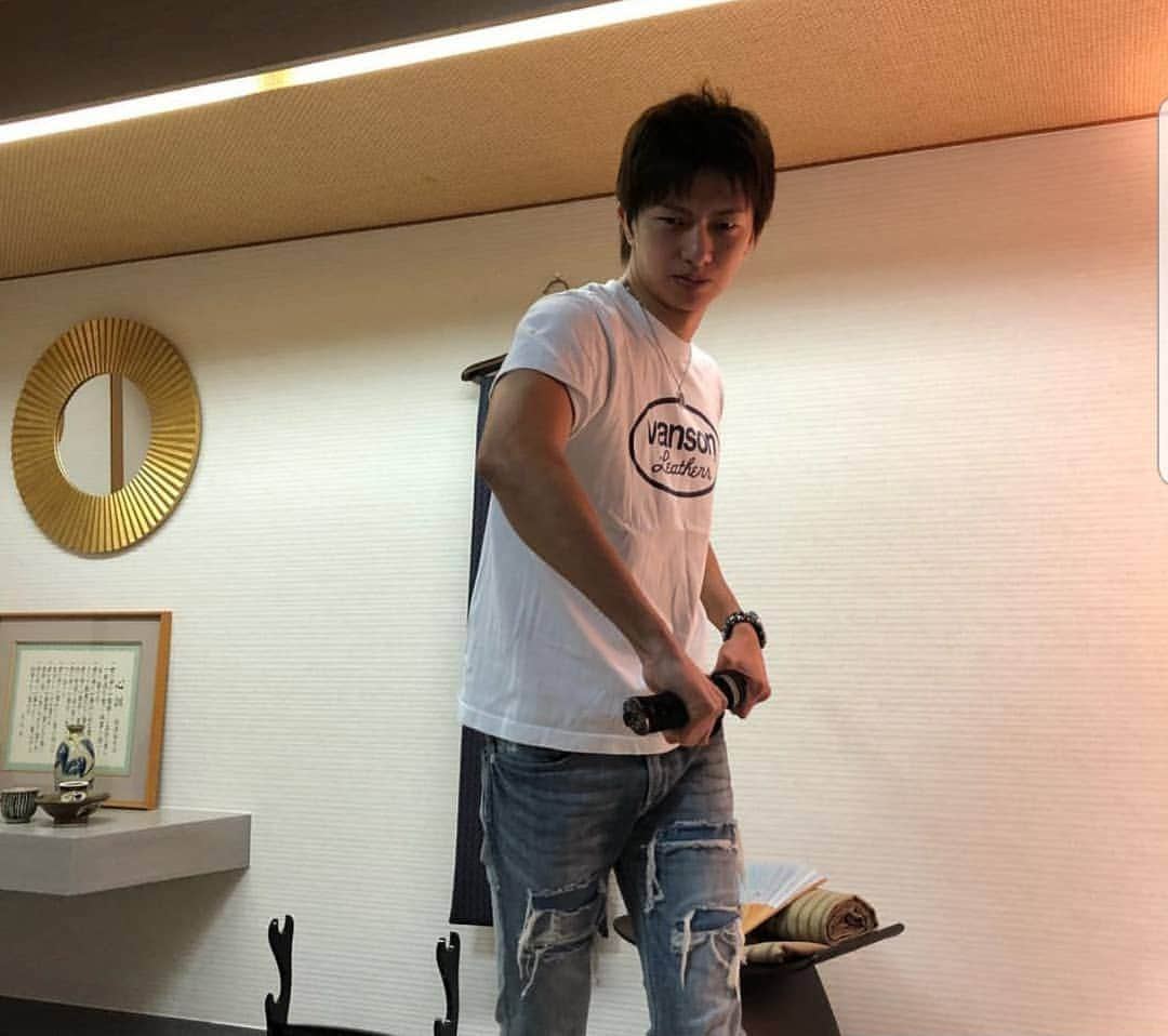 田口良一さんのインスタグラム写真 - (田口良一Instagram)「大倉社長の新しい会社行ってきました💡 広くて凄く綺麗だ！ 気付いたら2時間いた笑 元気をありがとうございました✌😁 #オークラ #vainqueur #大倉社長 #5年間知らなかった事あった！ #この光景見たことある #るろうに剣心 #斉藤一がかっこいい #逆刃刀 #ドヤ」11月12日 21時39分 - ryoichitaguchi_boxing