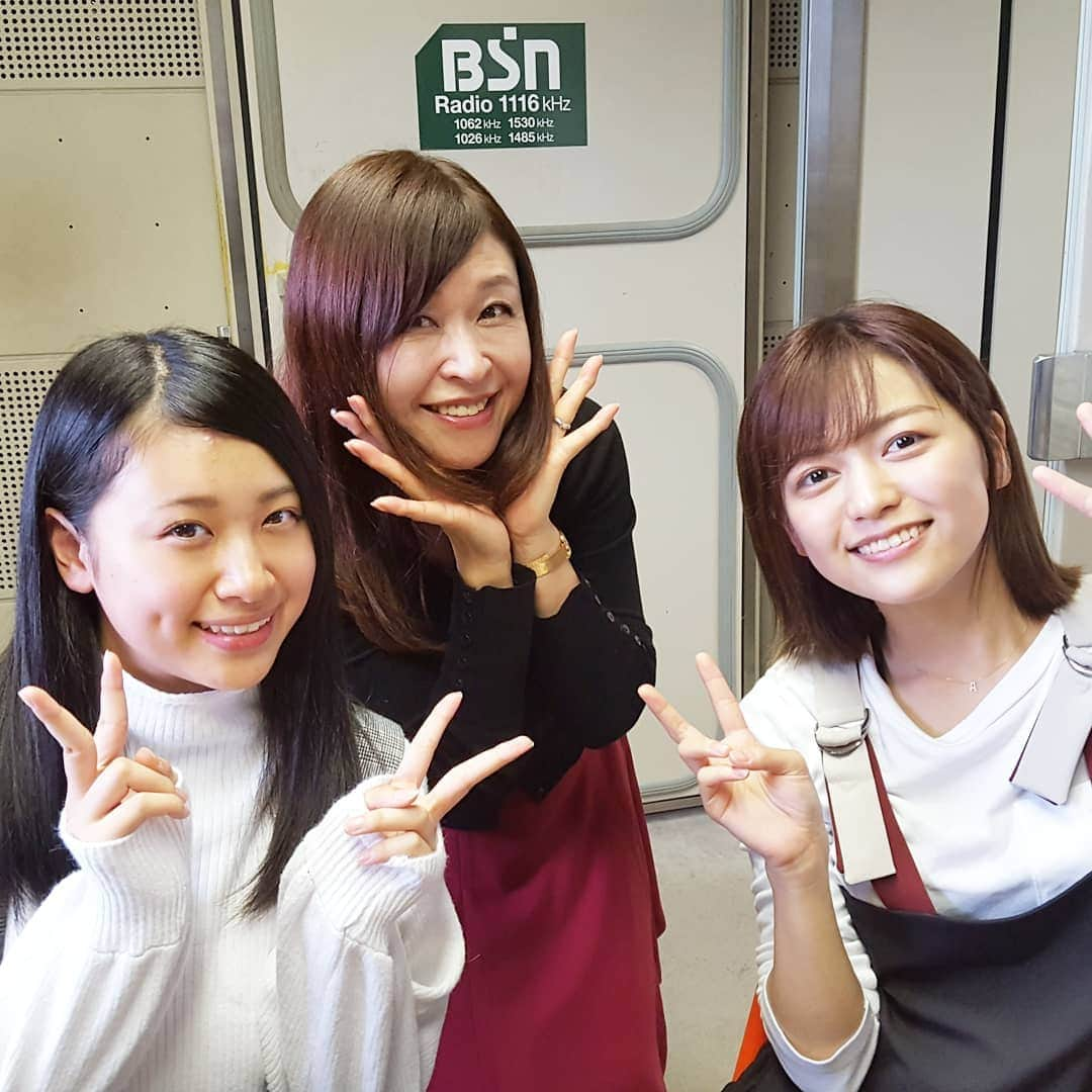 石塚かおりさんのインスタグラム写真 - (石塚かおりInstagram)「#NGT48#ガチガチカウントダウン#中村歩加 ちゃん#富永夢有 ちゃん#保護者代表#石塚かおり  娘がどんどん増えていく…笑 保護者代表、石塚かおりです。  ついに、二期生やってきた！  富永夢有ちゃん。 ゆーちゃん。 引率は、たろうちゃんこと 中村歩加ちゃん。  Instagramなどで見るゆうちゃんは、とーっても大人っぽくて、16歳には見えない！  だかしかし、スタジオにいる 目の前のゆうちゃんは、なんとも初々しくかわいらしい。 えくぼに、ピンポンってしたくなる(笑)  最初のうちこそ緊張していたみたいだけど、初回にして難題に前向きに挑む姿に、母、感動。  特に笑いながらの食レポは。  いつも無茶ぶりばかりのガチガチカウントダウン。 ごめんなさい(^_^;) でも、きっと次回も無茶ぶり… 懲りずに遊びに来てね。  今回は、たろうちゃんが良い感じにムードを作ってくれて。  番組の質や、求められることなどなど、何も言わなくても察してくれて、心許せるたろうちゃん。 ほんと、ありがとう。  聴き逃したという方は、ぜひradikoのタイムフリーで。  詳しいご報告は、番組のブログでも！  #食レポ#新潟#名物#ルレクチェ#桃太郎#加島屋#ラーメン#ご当地#万代太鼓#娘たち#かわいい#BSN#ラジオ#アナウンサー#石塚かおり」11月12日 21時51分 - kaori_ishizuka413