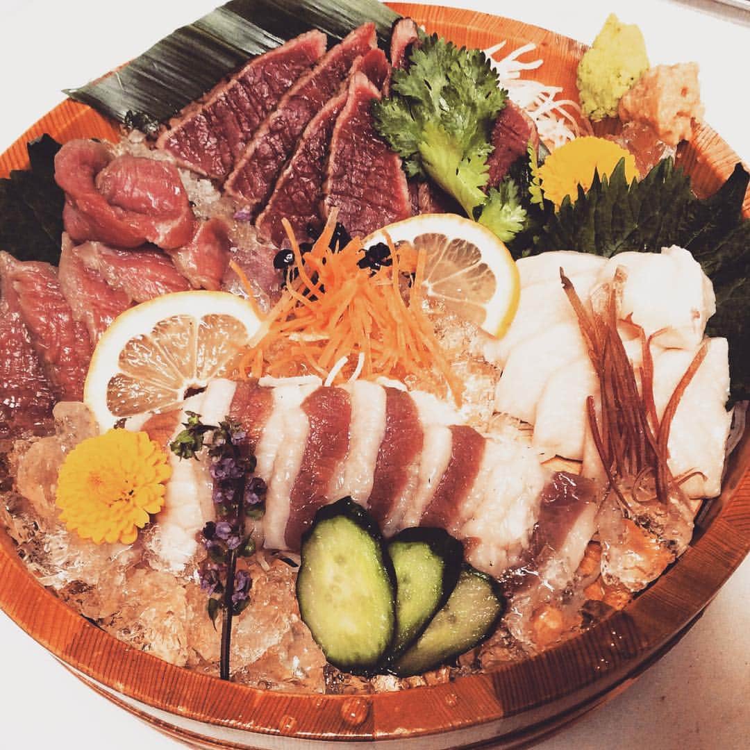 のインスタグラム：「． おはようございます‼️ こんにちは‼️ こんばんは‼️ ． 夜が寒くなってきて鍋の季節がきましたね(｡-_-｡) ． そう‼️今回の写真は… ． 馬刺しの豪快盛りです＼＼\٩(๑`^´๑)۶//／／ ． 百聞は一見にしかず‼️ ． 是非ご来店下さい( ´ ▽ ` ) ． お待ちしております(๑>◡<๑) ． #九州うまか堺東店 #堺東 #九州うまか #銀座通り商店街 #泳ぎイカ #石焼きもつ鍋 #もつ鍋 #九州料理 #地鶏 #地酒 #個室 #居酒屋 #グルメ #宴会 #女子会 #男子会 #合コン #コンパ #飲み放題 #コース #割引 #特典 #送別会 #歓迎会 #ビアガーデン  #followme #instafood #likeforlike #photoooftheday」