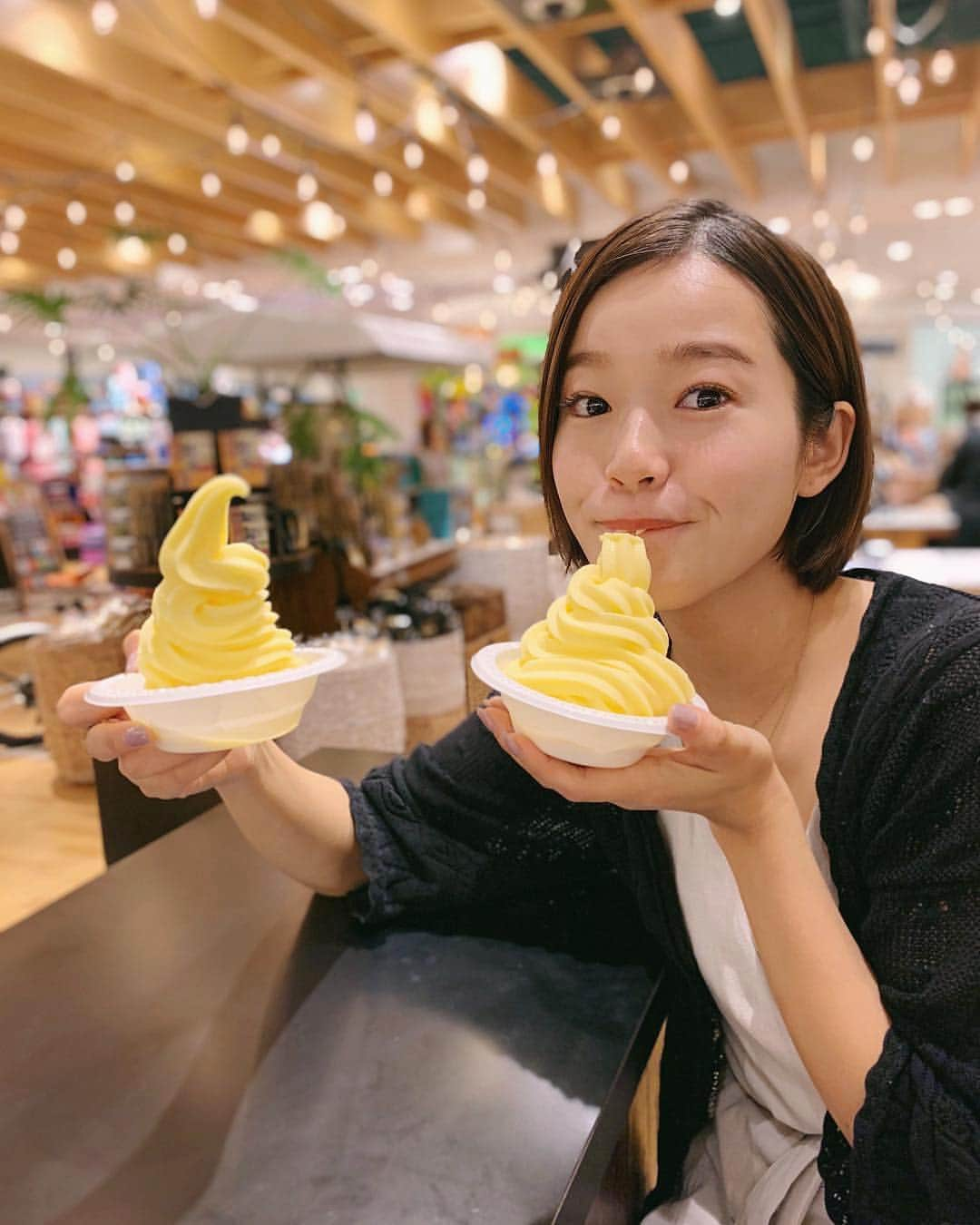 猪鼻ちひろさんのインスタグラム写真 - (猪鼻ちひろInstagram)「I'm in Guam! アイス食べてるなう🍨(iPhoneXSの実験感がすごい)  この度 グアムのショッピングがお得に楽しめるキャンペーン、ショップグアム のアンバサダー日本代表に選んでいただきグアムにやってきました✈️ 今回の任務はなんと！大量にお買い物をしてフォロワーの皆様にプレゼントします🎁という何とも最高な企画👏🏻 ご応募方法は 毎週アップするプレゼントの写真に対して、  ① @inohanachihiro アカウントをフォロー&いいね&欲しい気持ちをコメント ② @visitguam_jp アカウントをフォローしていただいた中から抽選で選ばれるシステムでございます。 毎週グアムの写真をアップしますが どうかお付き合いお願いいたします🙇🏻‍♀️❣️ 毎回いいねとコメント待ってます😂笑 #今日は下見でへとへと！ #海で綺麗な写真撮るとかそんな余裕なかった！笑 #いいもの選べるよう頑張ります🌏 #ちひろトリップ #ちひろtripグアム #shopguam2018 #instaguam #ショップグアム2018 #インスタグアム #グアム #guam」11月12日 22時39分 - inohanachihiro