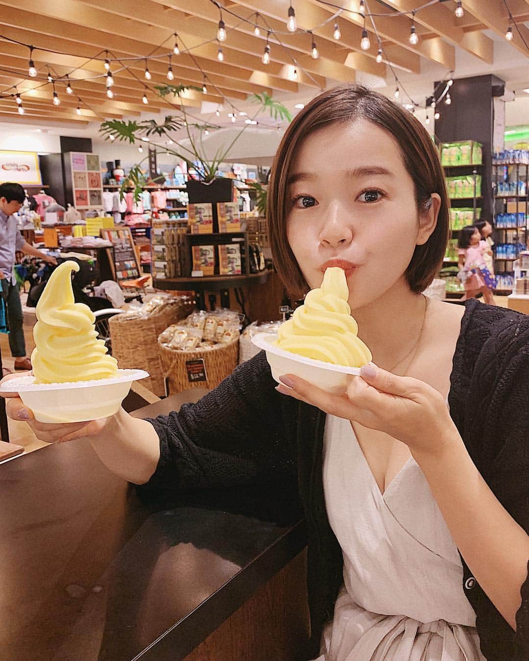 猪鼻ちひろのインスタグラム：「I'm in Guam! アイス食べてるなう🍨(iPhoneXSの実験感がすごい)  この度 グアムのショッピングがお得に楽しめるキャンペーン、ショップグアム のアンバサダー日本代表に選んでいただきグアムにやってきました✈️ 今回の任務はなんと！大量にお買い物をしてフォロワーの皆様にプレゼントします🎁という何とも最高な企画👏🏻 ご応募方法は 毎週アップするプレゼントの写真に対して、  ① @inohanachihiro アカウントをフォロー&いいね&欲しい気持ちをコメント ② @visitguam_jp アカウントをフォローしていただいた中から抽選で選ばれるシステムでございます。 毎週グアムの写真をアップしますが どうかお付き合いお願いいたします🙇🏻‍♀️❣️ 毎回いいねとコメント待ってます😂笑 #今日は下見でへとへと！ #海で綺麗な写真撮るとかそんな余裕なかった！笑 #いいもの選べるよう頑張ります🌏 #ちひろトリップ #ちひろtripグアム #shopguam2018 #instaguam #ショップグアム2018 #インスタグアム #グアム #guam」