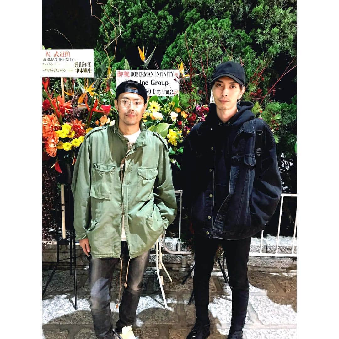 DirtyOrangeのインスタグラム：「. 11/12 DOBERMAN INFINITY 2018 DOGG YEAR 〜FULL THROTTLE〜 in 日本武道館 . AMONさんとお邪魔させて頂きました〜 メンバーの武道館への想いが伝わってくる素晴らしいライブでした… その道のりで少しでも携われた事がとても光栄です🙇‍♂️🙇‍♂️ ありがとうございました！💋🍊 . . . #dobermaninfinity #2018 #doggyear #fullthrottle #武道館 #di #dobermaninc #ldh #dirtyorange」