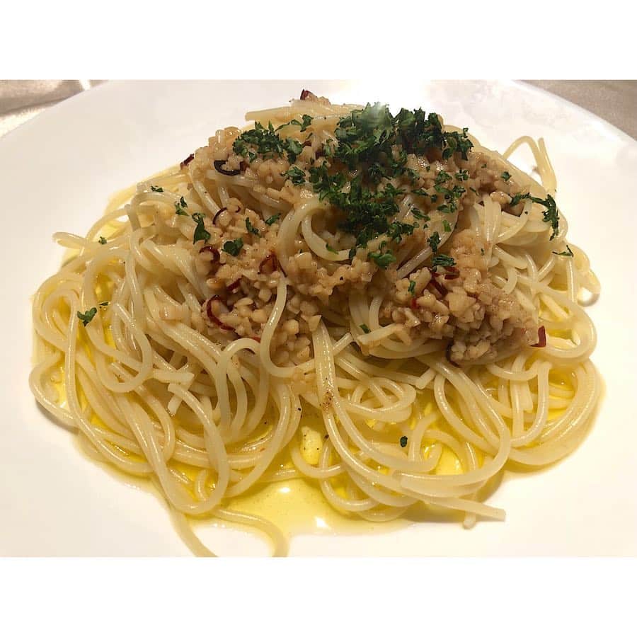 竹内夏紀のインスタグラム：「. 『ガーリックソーススパゲティー』 . ソースの材料↓↓↓↓↓ オリーブオイル、みじん切りニンニク、アンチョビ、バター、鷹の爪、塩、味の素 仕上げに、ブラックペッパーと刻みパセリをかけて出来上がり！ . #JKなつ弁 #クッキングラム #デリスタグラム  #深夜食堂 #スパゲッティ #cookingram #delistagram #cooking #cook #yammy」