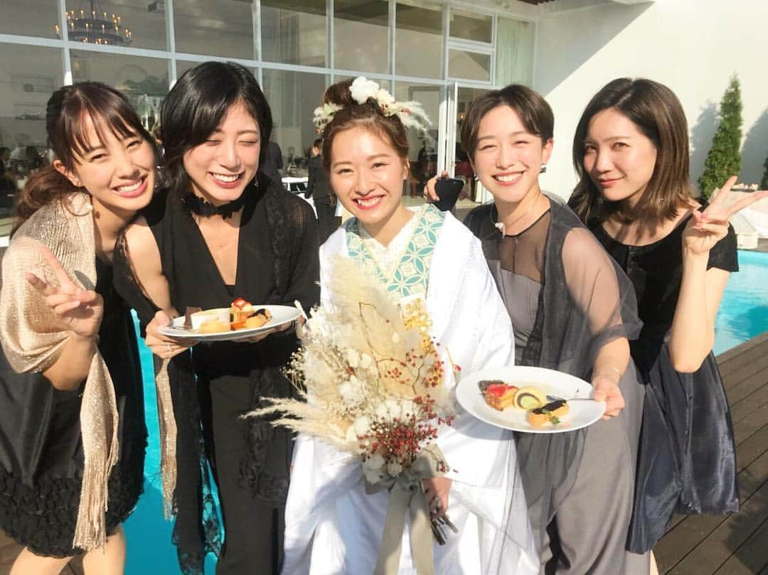 奥村真友里さんのインスタグラム写真 - (奥村真友里Instagram)「ブーケトスのブーケが5人のイメージフルーツのブーケだったの👀愛を感じたねぇ💐そのずっしりした愛のブーケはまいまいがゲットしました☺️」11月12日 23時13分 - mayuri_okumura