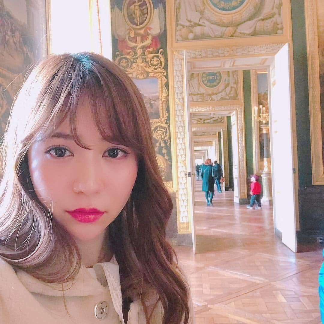 河西智美さんのインスタグラム写真 - (河西智美Instagram)「初めて行った時も思ったんだけど、 なんかね、 最初は「うわぁあ♡すごーい♡」 ってなるんです。 いいなーこんな部屋♡ いいなーこんな可愛い家具♡ベット♡シャンデリア♡ . でも、進めば進むほどに なんだろうココは…果てしない… この感情はなんだろう… こんなに豪華で凄いんだけど たくさんの人がココで暮らしたんだろうけど… なんか…寂しい…というか… 孤独感？みたいな…ね… 一生満たされない気持ち？みたいな気持ちが募るんです。 . やっぱり私はお仕事頑張って、そのご褒美に綺麗な場所にいって綺麗なものにふれて美味しいものを大好きな人と食べて、それでまた帰ったら明日からがんばろう！ってそれが1つの幸せなんですよね。頑張る糧にもなる！！ だけど、それが毎日だったら？ 毎日キラキラなところで なんでも手に入る気持ちになってしまったら？ 何に満たされて何を幸せに感じるんだろう…？ . 私はお姫様じゃないからそー思うのかな？ とかね🤔(多分そうです。🙃) . 娯楽って毎日あったら娯楽じゃなくなって、もっともっと！ってなって… そうなった時に、 卵割れたら2つ黄身だった♡ とか、 今日は気持ちいい天気♡ とか、 布団がお日様の匂い♡ とか 茶柱が立ったー♡←← とか、、、 そうゆうのに幸せ感じたいよ私は❗️笑 . 私がココにいたら それは感じられなくなる気がして。 とか、 いらない心配をしてみたり…笑 とにかく1つのお城をみて こんなに色んな感情が溢れるのは 今までで、ベルサイユ宮殿が1番です🤦🏻‍♀️ . . 廊下にたくさんたくさんある銅像も 部屋中の肖像画も どれだけの人の中からこの方がこうして形として残されているのだろう… . 壮大過ぎて果てしない世界で こんなに重い世界を抱えて生きていた人は どんなふうにこの窓からこの庭を見ていたんだろう。 . そんなことをぐるぐる考えていたら あっという間に時間がたっていました。 . . とにかく1度は見て欲しいお城です👸 上手くまとまらない文章ですみません。 感じた気持ちの殴り書き。 旅の思い出です。 . . . #パリの思い出#ベルサイユ宮殿#Versailles#🏰#🌹」11月12日 23時42分 - chiyu3u