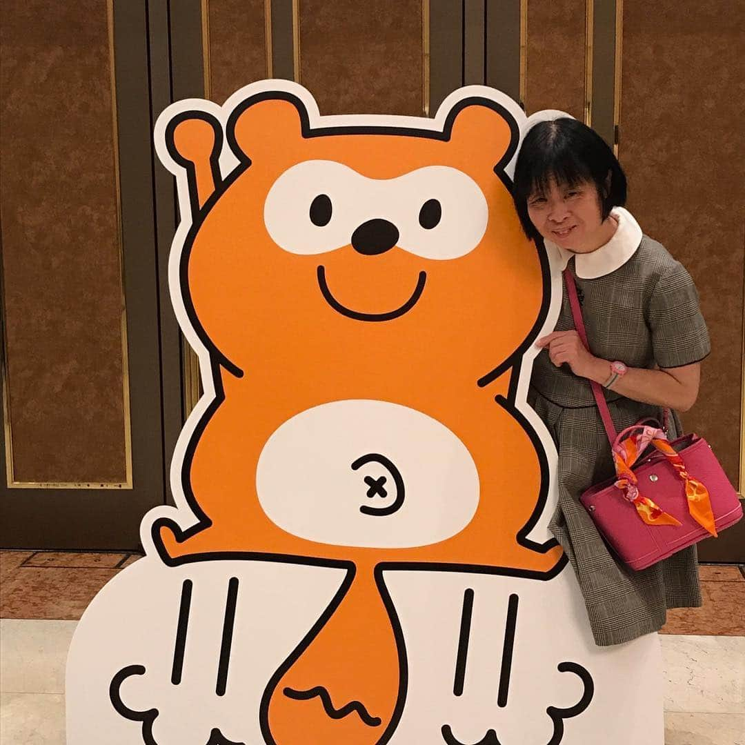 高嶋ちさ子さんのインスタグラム写真 - (高嶋ちさ子Instagram)「昨日はサントリー2回公演！ 満員御礼という事で(舞台からは何席か空席が発見出来ましたが)無事に終わりました。 写真は打ち上げから遡って見ました。 沢山のお花や差し入れありがとうございました。 みっちゃんはポン太君がお気に入りの様で、写メして来ました。 来年は2日で3公演！ 皆さまよろしくお願いします。 今日は流石に「老婆の休日」」11月12日 23時23分 - chisakotakashima