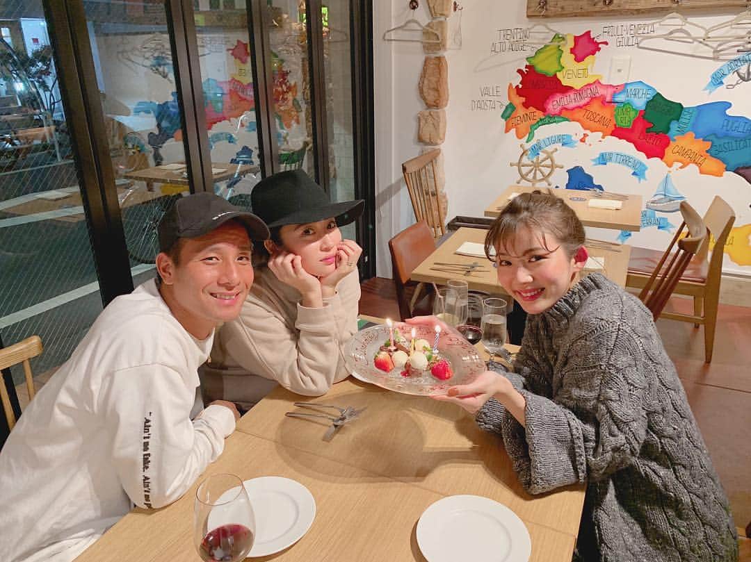 赤谷奈緒子のインスタグラム：「大好きな2人に2日早いお誕生日お祝いしてもらった本日(´；ω；`)💕 . #久しぶりにゆっくり会えて嬉しかったな☺️💕 #二連ちゃんな日♡ #美味しいご飯にプレゼントに #本当にありがとう😭💕 #ごちそうさまでした🙏  #今日も仲良しな2人を見れて #幸せおすそ分けしてもらいました💕 #ぐっすり寝れそうです👭」