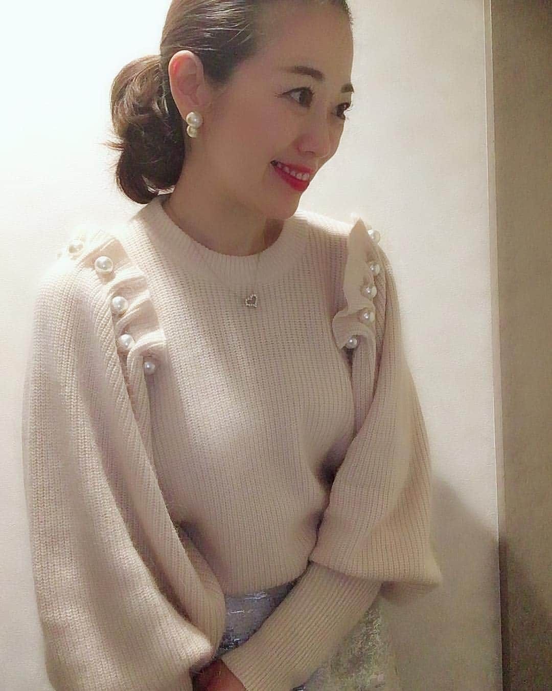 沢瀉美緒さんのインスタグラム写真 - (沢瀉美緒Instagram)「※ More details about knit✨ . Some pearls on my shoulder💛 . ニットのディテール✨ . ショルダーにパールが 付いていて、かなりボリューミー✨ . リブも太めでレディライクなニット . 撫で肩じゃなかったら、もう少し着こなせるかな🤔 . . #knit #sweater #estellak #エステラケー #fashion #instafashion #ファッション」11月12日 23時42分 - mio_omodaka