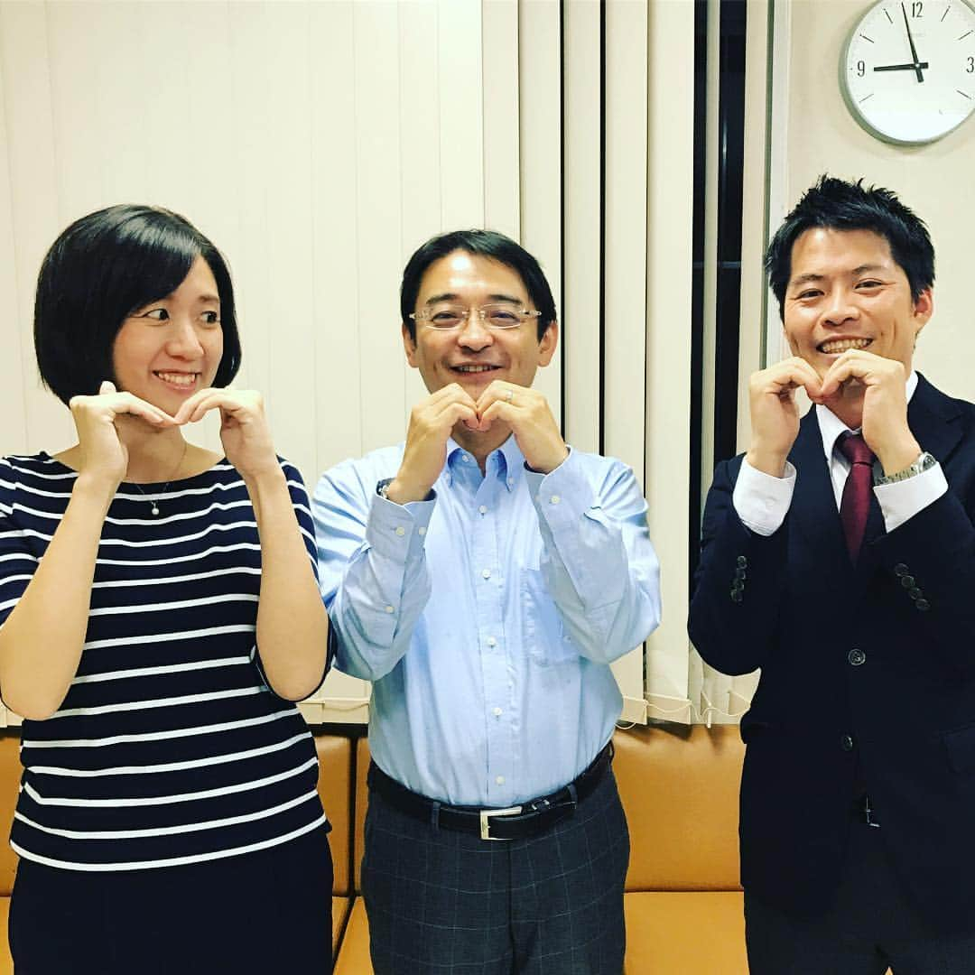 三隅有里子さんのインスタグラム写真 - (三隅有里子Instagram)「* 今日の放送後に3人で📷 何のポーズがすぐ分かる人は、相当群テレマニアですね😍  #群馬のニュースは #ニュースeye8 #ユーチューブでも配信してます #吉田キャスター #関陽樹アナ #何ポーズ #いつものポーズ #並べるとバラバラ  #でもいい笑顔 #smile #今日のひとこま #思い出 #写真 #photo #群馬 #gunma  #群馬テレビ #群テレ #gtv #アナウンサー #局アナ #局アナの仕事 #地方局で働くということ」11月12日 23時49分 - misumi_gtv