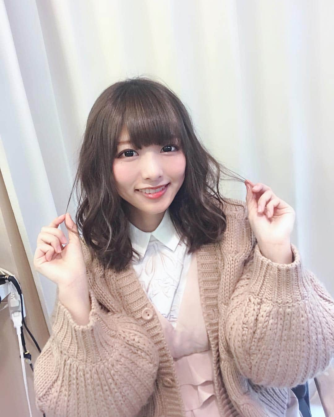 望月みゆさんのインスタグラム写真 - (望月みゆInstagram)「実はツアーファイナルに向けてヘアメンテ駆け込んで綺麗にしてもらっていたのでした！今回のハイライトは少しアッシュないつもと違う色！まさみーやんいつもありがとう〜🎀メンバーはzeppまでに美容室行けるタイミングここしかないから出会いまくった笑 6人中4人RISELにお世話になってます💫  ちなみにまさみーやんに「みゆちぃのSNS見た」って伝えると新規の方はエクステ以外20%offだそうです！今落ち着いたカラーだし是非お揃いして♡」11月13日 0時14分 - myc416