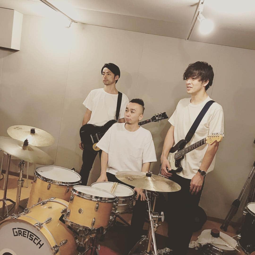 のインスタグラム：「今年もあと2ヶ月を切りました。原さん不在の折に偶然白Tがカブった某日秋。来年は21周年です #thebandapart #20th #midposition」