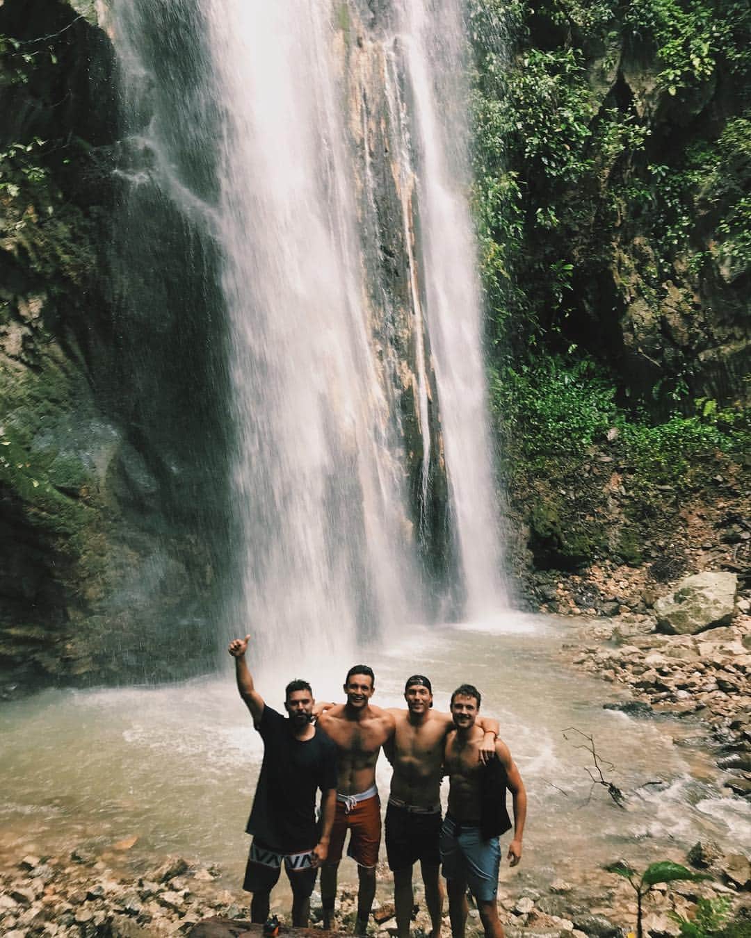 ザック・エフロンのインスタグラム：「Don’t go chasing waterfalls, but if you’re going to... do it with friends.」