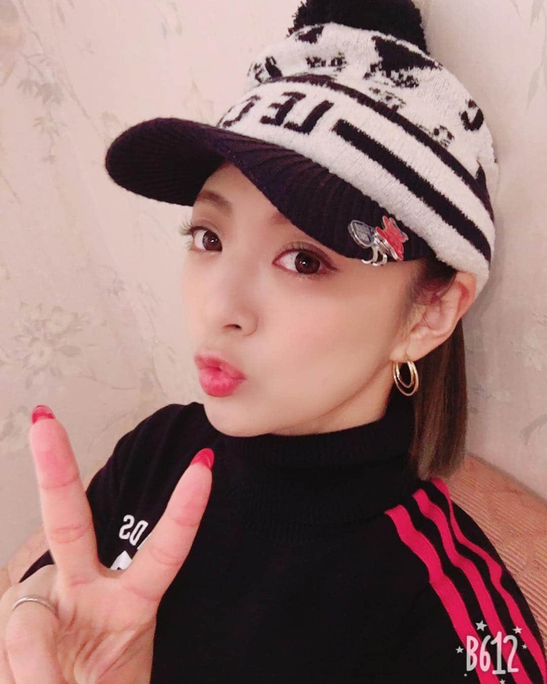 みかんさんのインスタグラム写真 - (みかんInstagram)「NEWゴルフウェア🏌️‍♀️ やっぱ形から入るのは大事やね♫ 特にお気に入りがボンボン付きの正式名はわからんけど、ニット&サンバイザー的なやつ。 忘れものいつもするから、失くさないようにしなきゃw #新しいゴルフウェア #形大事 #ネイビー好き #黒より落ち着く」11月13日 14時38分 - mikan02241984