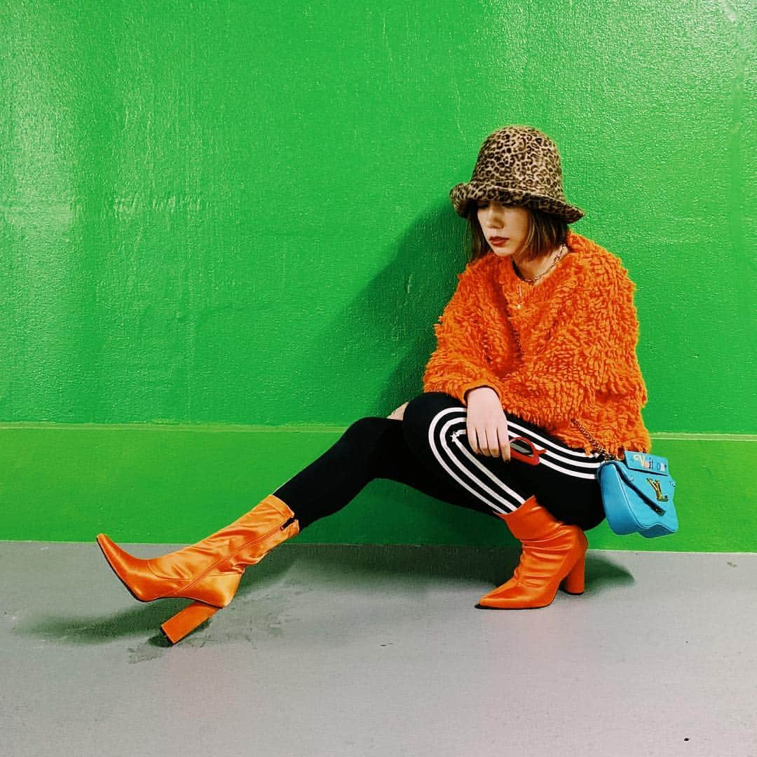 仲里依紗さんのインスタグラム写真 - (仲里依紗Instagram)「. 🧡💚💙🧡💚💙 . knit🧡@xgirljp  bag💙 @louisvuitton  boots🧡 @yelloshoes_official . . お気に入り達大集合🎉」11月13日 13時06分 - riisa1018naka