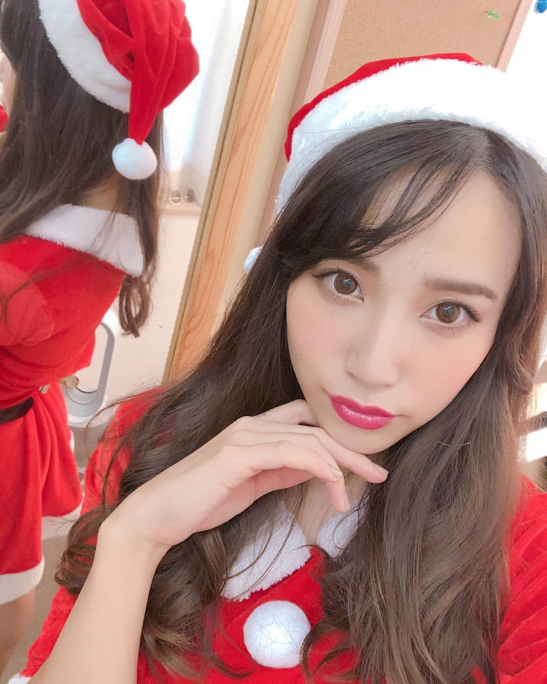 高橋茉莉のインスタグラム：「🎄❤️🎅🏼💚🎁💛 . . 恒例の @_mirandashop_ の撮影で沢山サンタになった✨ 可愛くて優しくて大好きな @takedashizuka0517 との撮影は気楽で楽しい😌💛 たまーにあるお仕事は息抜きにもなるし、ばっちりメイクしてキラキラ出来るから、キメキメで自撮りもしてしまう🤣許してください . クリスマス本番はきっとお家でちょっと贅沢なご飯作って家族でお祝いしてることでしょう😅 . .  #クリスマス #サンタコス #merrychristmas #しーちゃんは神様 #目の保養 #髪明るくしたい #キランキランしたい #ママを言い訳に #年々地味になっていく #日々葛藤」