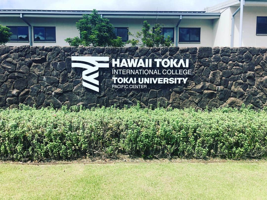 東海大学（公式）さんのインスタグラム写真 - (東海大学（公式）Instagram)「【🌺ハワイ東海インターナショナルカレッジのご紹介🌺】 皆さんはハワイに東海大学の海外教育機関があることをご存知ですか? オアフ島西部のカポレイ地区にHawaii Tokai International Collegeがあります✨ HTICでは国際色豊かな環境の中で将来のために必要な多くのことを学ぶことができます👍 興味がある方はぜひHPをご覧ください😊💕 http://htic.pr.tokai.ac.jp/ #東海大学#HTIC#hawaii#global」11月13日 13時48分 - tokai_univ_