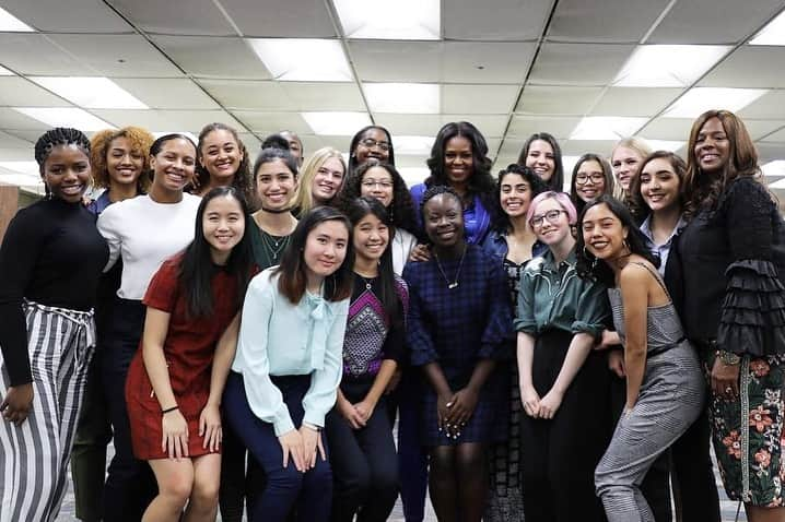 ミシェル・オバマさんのインスタグラム写真 - (ミシェル・オバマInstagram)「There was no better way to kick off my tour than meeting with these incredible students at my high school alma mater. To the incredible group of young women I met today: Keep reaching for your dreams and remember, embrace your strengths and lay them on the table with pride.The world needs to hear from you! #IAMBecoming」11月13日 13時52分 - michelleobama