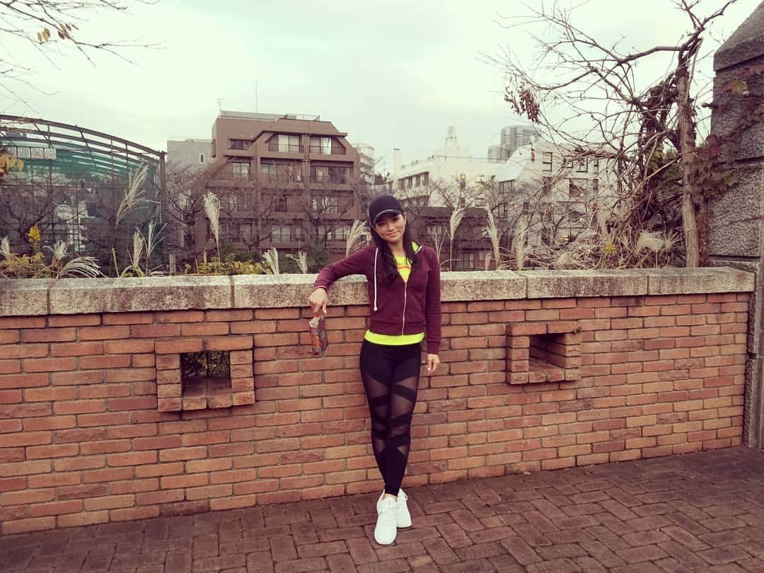永吉令奈のインスタグラム：「@ericamaria0523 えりちゃんと中目黒散策✨  #アロハテーブル でハンバーガー食べたかったけど売り切れでロコモコ食べて、  #奇跡のパンケーキ という名のふわふわパンケーキを食べた♪  前日はえりちゃんが買ってきてくれたモンブランケーキで少し早めの誕生日をお祝いしてくれて💓  その前にマクドでシナモンメルツと白チョコパイを食べて、  その前には焼き肉食べ放題も食べている(笑)  食欲が爆発してますw 私の食欲に付き合ってくれて感謝😭✨ Thanks ERICA💓  #中目黒 #中目黒スイーツ #中目黒グルメ #食べ歩き #ワークアウト #ウォーキング #tokyocity #マクド #シナモンメルツ #パンケーキ #食べ物全て味方 #世界が広がった #しかし胃もたれ」