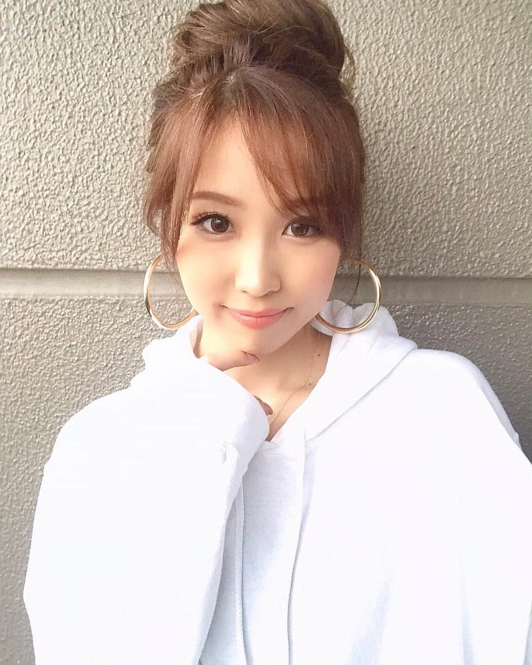 美女美容事情さんのインスタグラム写真 - (美女美容事情Instagram)「《白パーカーにお団子ヘア💕😄》 * リポストを使って、素敵な写真📷✨を投稿されてる方を紹介させて頂く⠀⠀⠀ 【💄美女美容事情💅】のコーナーです✨ *⠀⠀⠀⠀⠀⠀ 今回ご紹介させて頂きますのは‼️⠀⠀⠀⠀⠀⠀ 吉田 美咲さん< @y.bellafiorire >の素敵なお写真📸 * にこやかな笑顔が見ている人達に癒しを与えてくれる一枚📸☺️ 吉田 美咲さんは存在だけできっと日々回りの人々に癒しと幸せを届けているのでしょう😊 優しい笑顔、本当に素敵で憧れます❣️💕 *⠀ 吉田 美咲さんのアカウントには他にも素敵な投稿が沢山ありますので是非覗いてみてね💁‍♀️💙 *⠀ 吉田 美咲さん< @y.bellafiorire > 素敵な投稿ありがとうございました☺️📸✨⠀⠀⠀⠀⠀⠀⠀ ＝＝⠀ *⠀ 💅美女美容事情【ビジョビ】フォトコン❣️ 「夏の思い出🏖」募集終了いたしました✨沢山のご応募ありがとうございました✨⠀ *⠀ ✨受賞者には追ってご連絡いたします✨⠀ *⠀ ＝＝⠀ ⠀ △▼△▼△▼△▼△▼△▼△▼△▼△▼⠀⠀⠀⠀⠀⠀⠀⠀⠀⠀⠀⠀⠀⠀⠀⠀⠀⠀⠀⠀⠀⠀⠀⠀⠀⠀⠀⠀⠀⠀⠀⠀ ❤🧡💛「美女美容事情」💚💙💜⠀⠀⠀⠀⠀⠀⠀⠀⠀⠀⠀⠀⠀⠀ 👇掲載ご希望の方は👇⠀⠀⠀⠀⠀⠀⠀⠀⠀⠀⠀⠀⠀⠀⠀ @b_b_j.jタグ付けと🖤 # ビジョビ⠀🖤⠀⠀⠀⠀⠀⠀⠀⠀⠀⠀⠀⠀⠀⠀ をタグ付けお願いします✨⠀⠀⠀⠀⠀⠀⠀⠀⠀⠀⠀⠀⠀⠀⠀ ――――――――――――――――⠀⠀⠀⠀⠀⠀⠀⠀⠀⠀⠀⠀⠀⠀⠀⠀⠀⠀⠀⠀⠀⠀ ～姉妹アカウントのご紹介～⠀⠀⠀⠀⠀⠀⠀⠀⠀⠀⠀⠀⠀⠀⠀⠀⠀⠀⠀⠀⠀⠀⠀⠀⠀⠀ ◇美容情報を紹介している«美女美容事情～Beauty～»⠀⠀⠀⠀⠀⠀⠀⠀⠀⠀⠀⠀⠀⠀⠀⠀⠀⠀⠀⠀⠀⠀⠀⠀⠀⠀ ( @b_b_j.j_b )⠀⠀⠀⠀⠀⠀⠀⠀⠀⠀⠀⠀⠀⠀⠀⠀⠀⠀⠀⠀⠀⠀⠀⠀⠀⠀ ◇美しい旅スポット紹介をしている«美 spot»⠀⠀⠀⠀⠀⠀⠀⠀⠀⠀⠀⠀⠀⠀⠀⠀⠀⠀⠀⠀⠀⠀⠀⠀ ( @b__spo )⠀⠀⠀⠀⠀⠀⠀⠀⠀⠀⠀⠀⠀⠀⠀⠀⠀⠀⠀⠀⠀ よかったらこちらも覗いてみてね✨⠀⠀⠀⠀⠀⠀⠀⠀⠀⠀⠀⠀⠀⠀⠀⠀⠀⠀⠀⠀⠀⠀⠀⠀⠀⠀ ――――――――――――――――⠀⠀ @b_b_j.j ⠀⠀⠀⠀⠀⠀⠀ #ファッション #リップ #美容 #beauty ⠀ #パーカーコーデ #パーカー女子  #カメラ女子部 #大人カジュアルコーデ ⠀⠀⠀ #リップ💄 #トレンド ⠀ #オトナ女子 #大人可愛い ⠀⠀⠀⠀⠀ #美肌ケア #メイクアップ ⠀⠀⠀⠀ #美容day #ナチュラルメイク ⠀⠀⠀ #美意識向上 #カジュアルコーデ ⠀⠀⠀⠀⠀ #秋服コーデ #秋コーデ  #チーク #美容好き  #きょコ #お洒落な人と繋がりたい ⠀⠀⠀⠀⠀ #ファッションスナップ #女子力向上 ⠀⠀⠀⠀⠀ #ガーリーコーデ #ガーリー ⠀⠀⠀⠀ #naturalbeauty #beautifulgirls」11月13日 7時25分 - b_b_j.j