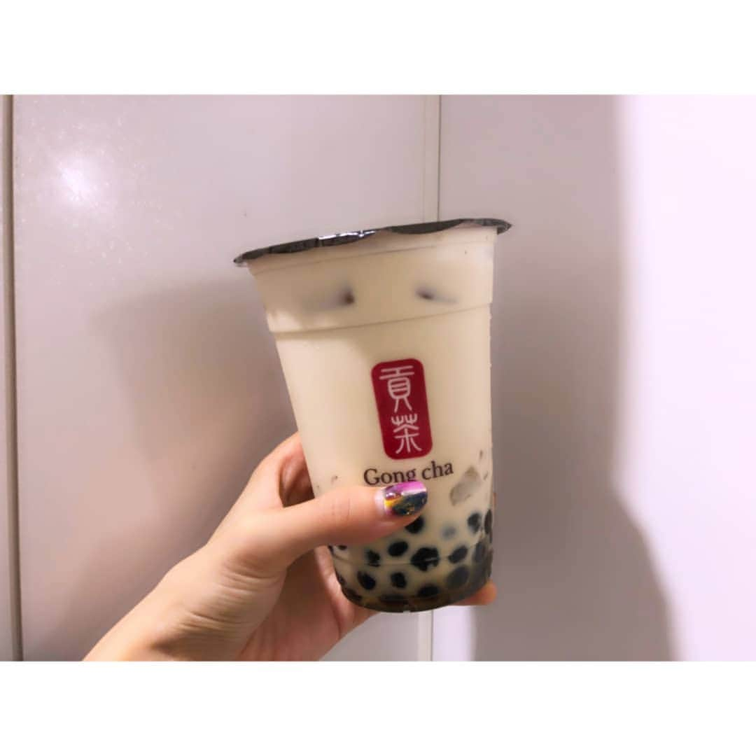 AYASAさんのインスタグラム写真 - (AYASAInstagram)「#タピオカのある生活 ・ 【Gong cha(ゴンチャ)】 ☕ウーロンミルクティー +パール+ナタデココ+ミルクフォーム . 原点回帰的な( ´ω` )❤️ やっぱりゴンチャ美味しい❤️ 茶葉を烏龍にすることでミルクフォームやミルクティーのミルク感がとても良きバランスになる気がします❤️ . この組み合わせが好きすぎてなかなか他のメニューにチャレンジできない( ´ω` )笑 そのくらいオススメ( ´ω` )❤️ . 今回はお持ち帰り時間が長かったので、ミルクフォームトッピングしたけどがっつり蓋してもらったら...お写真でミルクフォームの存在がわかりにくくなってしもうた。。。 ・ ・ #ゴンチャ #gongcha #ウーロンミルクティー #タピオカミルクティー #タピオカ #ナタデココ  #ミルクフォーム #甘さ普通 #これめっちゃ好き」11月13日 8時12分 - ayasa_doya