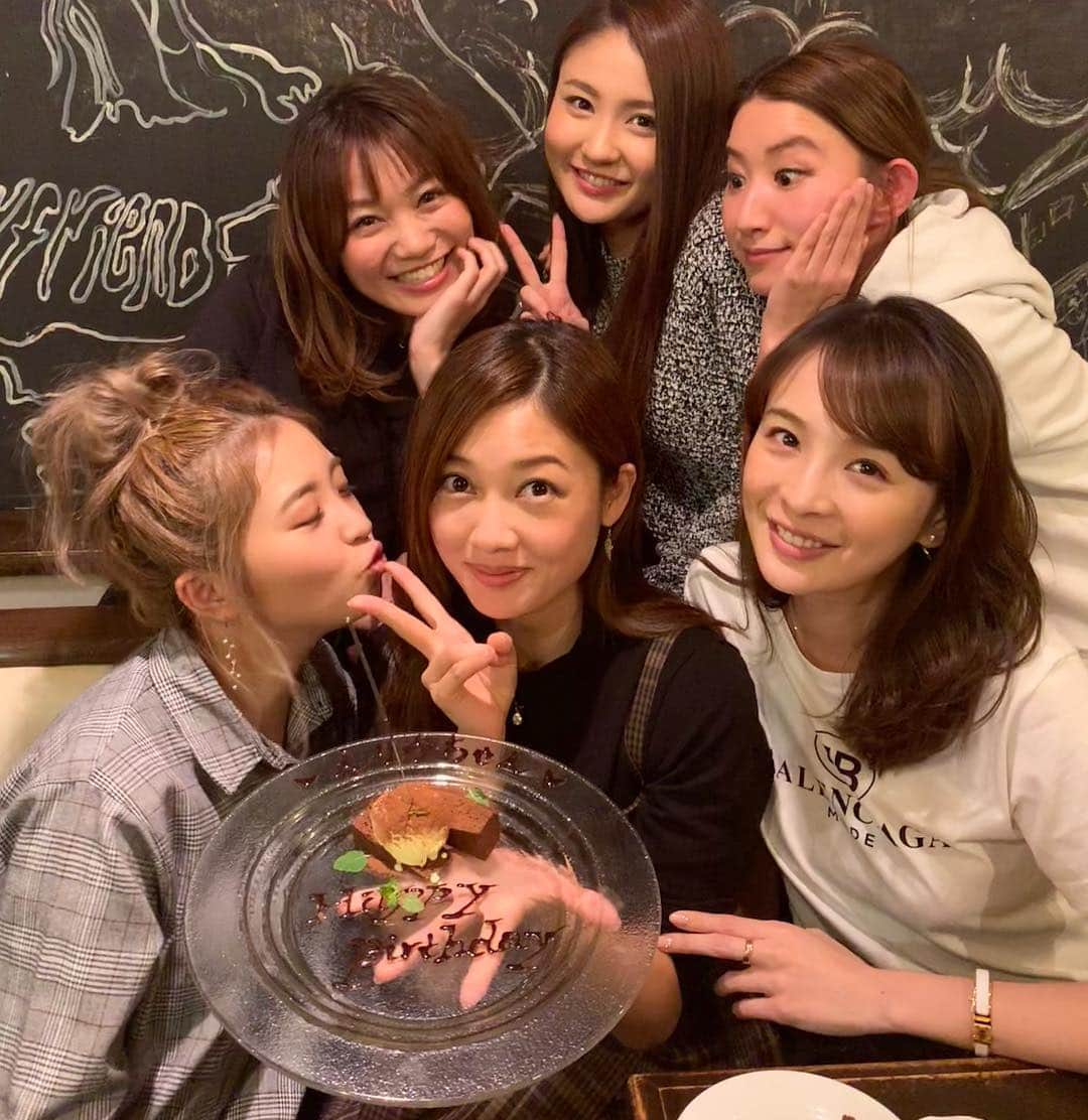 三好絵梨香さんのインスタグラム写真 - (三好絵梨香Instagram)「チームジョシスタで♡ お誕生日のお祝いをしてもらいました😍🎂🙏💕 毎年本当にありがとうございます♡ 嬉しいです😭💕 在り来たりな言葉だけど、 スタッフさんメンバー♡皆さんと一緒に番組ができてる事、幸せに思います😊  番組も7年👀💕凄いなぁ😂👏 てことは7回もお誕生日してもらってるんだ🤔 家族だね😂👏 少しでも長く皆んなと楽しい時間を過ごせますように😊💕 これからもよろしくお願いします♡  ありがとうございました😊♡ #お誕生日 #お祝い #stv #ジョシスタあいく的  #毎週月曜 #深夜 #北海道」11月13日 8時17分 - erika.miyoshi