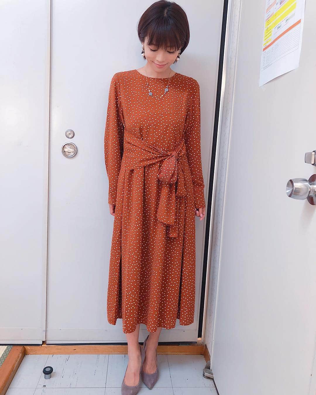 釈由美子さんのインスタグラム写真 - (釈由美子Instagram)「「新説！所JAPAN」の衣装は Arumlilyさんのドットワンピです✨☺️ とても気に入ったので、プライベートでも着てます😍💕 #アロムリリー#大人ワンピース#秋色コーデ #パンプスはダイアナ」11月13日 8時55分 - yumikoshaku