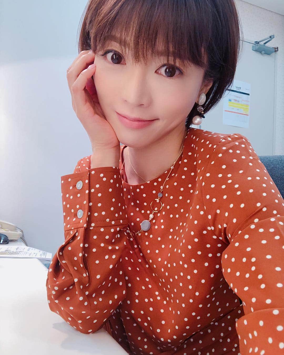 釈由美子さんのインスタグラム写真 - (釈由美子Instagram)「「新説！所JAPAN」の衣装は Arumlilyさんのドットワンピです✨☺️ とても気に入ったので、プライベートでも着てます😍💕 #アロムリリー#大人ワンピース#秋色コーデ #パンプスはダイアナ」11月13日 8時55分 - yumikoshaku
